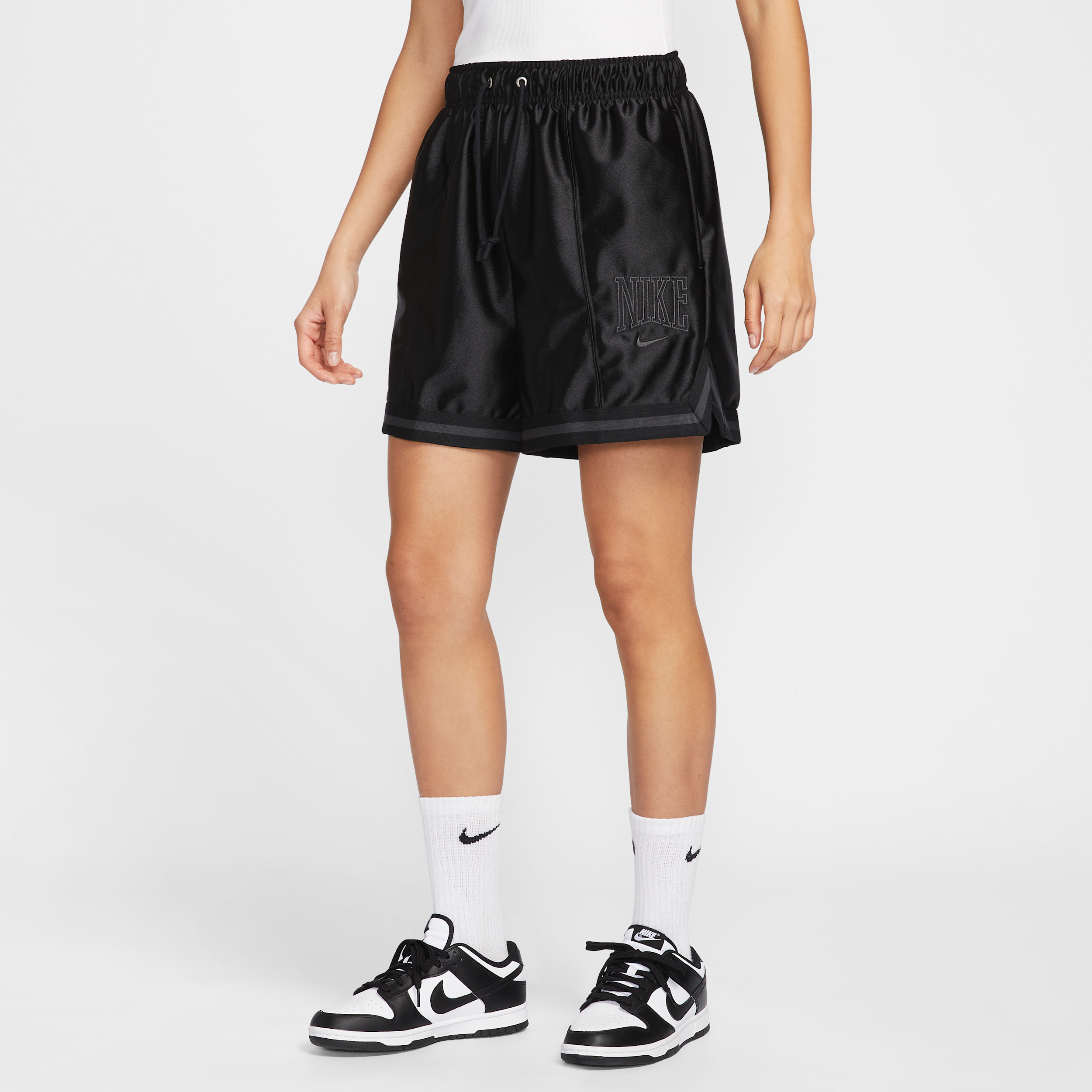 【ナイキ(NIKE)公式ストア】ナイキ スポーツウェア ウィメンズ ルーズ ミッドライズ グラフィック ショートパンツ HJ0164-010 ブラック 【ナイキ(NIKE)公式ストア】ナイキ スポーツウェア ウィメンズ ルーズ ミッドライズ グラフィック ショートパンツ HJ0164-010 ブラック