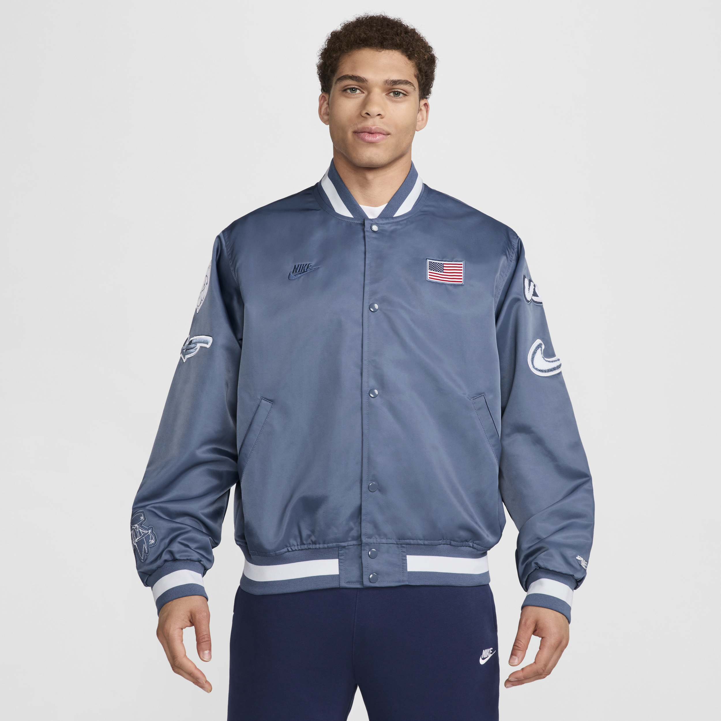 【ナイキ(NIKE)公式ストア】USA ダグアウト メンズ ナイキ ブレイキン サテン ジャケット FN9460-491 ブルー 【ナイキ(NIKE)公式ストア】USA ダグアウト メンズ ナイキ ブレイキン サテン ジャケット FN9460-491 ブルー