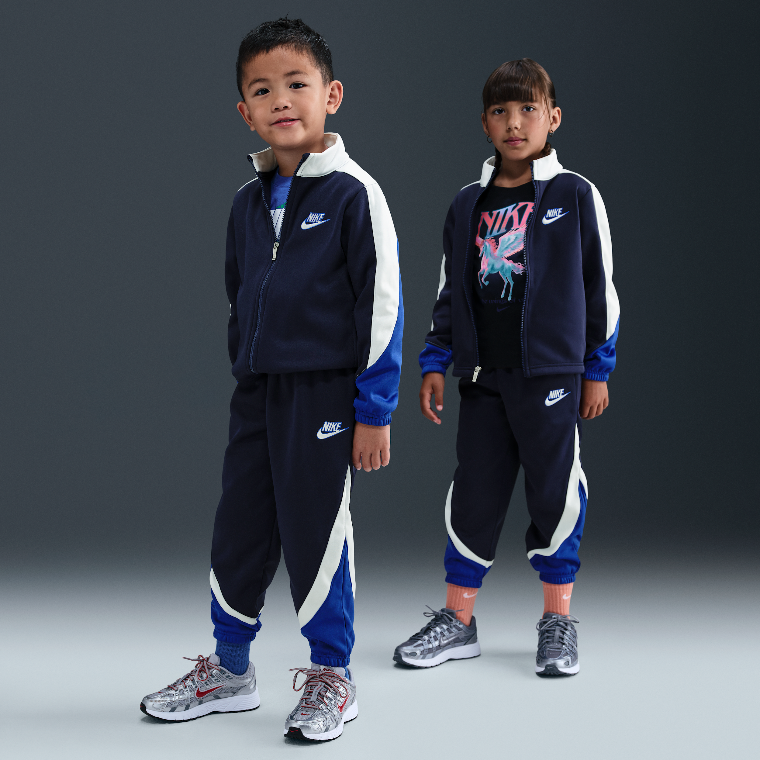 【ナイキ(NIKE)公式ストア】ナイキ リトルキッズ ツーピース プロパス カラーブロック セットアップ IO2823-410 ブルー 【ナイキ(NIKE)公式ストア】ナイキ リトルキッズ ツーピース プロパス カラーブロック セットアップ IO2823-410 ブルー