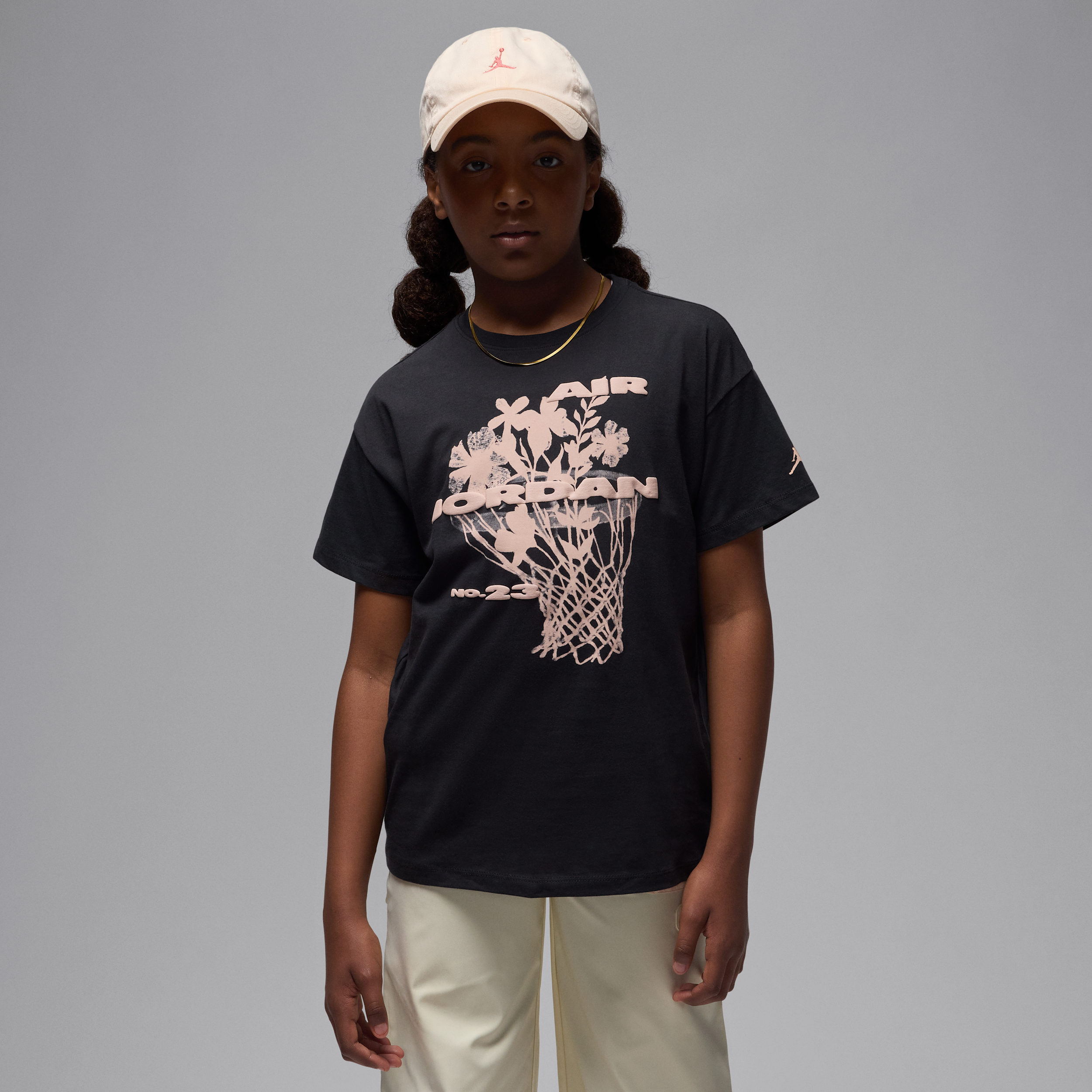 【ナイキ(NIKE)公式ストア】ジョーダン ジュニア 23 フラワーズ Tシャツ IO6027-045 ブラック 【ナイキ(NIKE)公式ストア】ジョーダン ジュニア 23 フラワーズ Tシャツ IO6027-045 ブラック