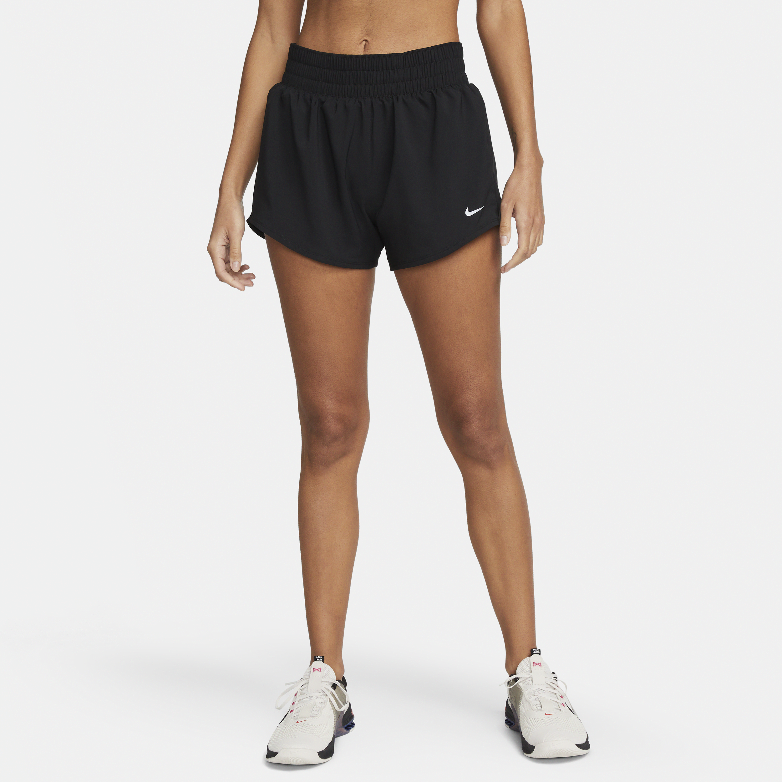 Nike One Dri-FIT-shorts med indershorts (7,5 cm) og mellemhøj talje til kvinder - sort