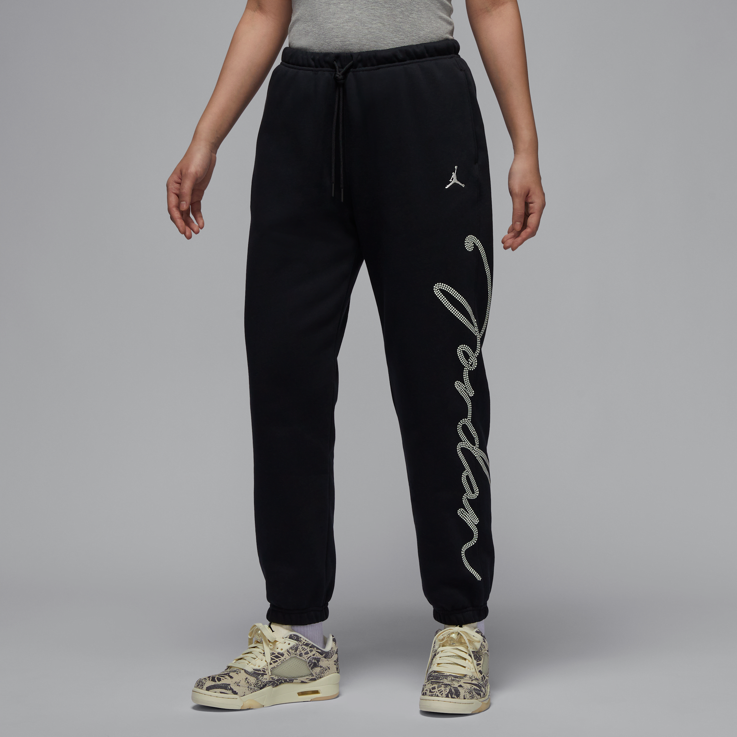 【ナイキ(NIKE)公式ストア】ジョーダン ブルックリン フリース ウィメンズ グラフィック パンツ HJ0209-010 ブラック 【ナイキ(NIKE)公式ストア】ジョーダン ブルックリン フリース ウィメンズ グラフィック パンツ HJ0209-010 ブラック