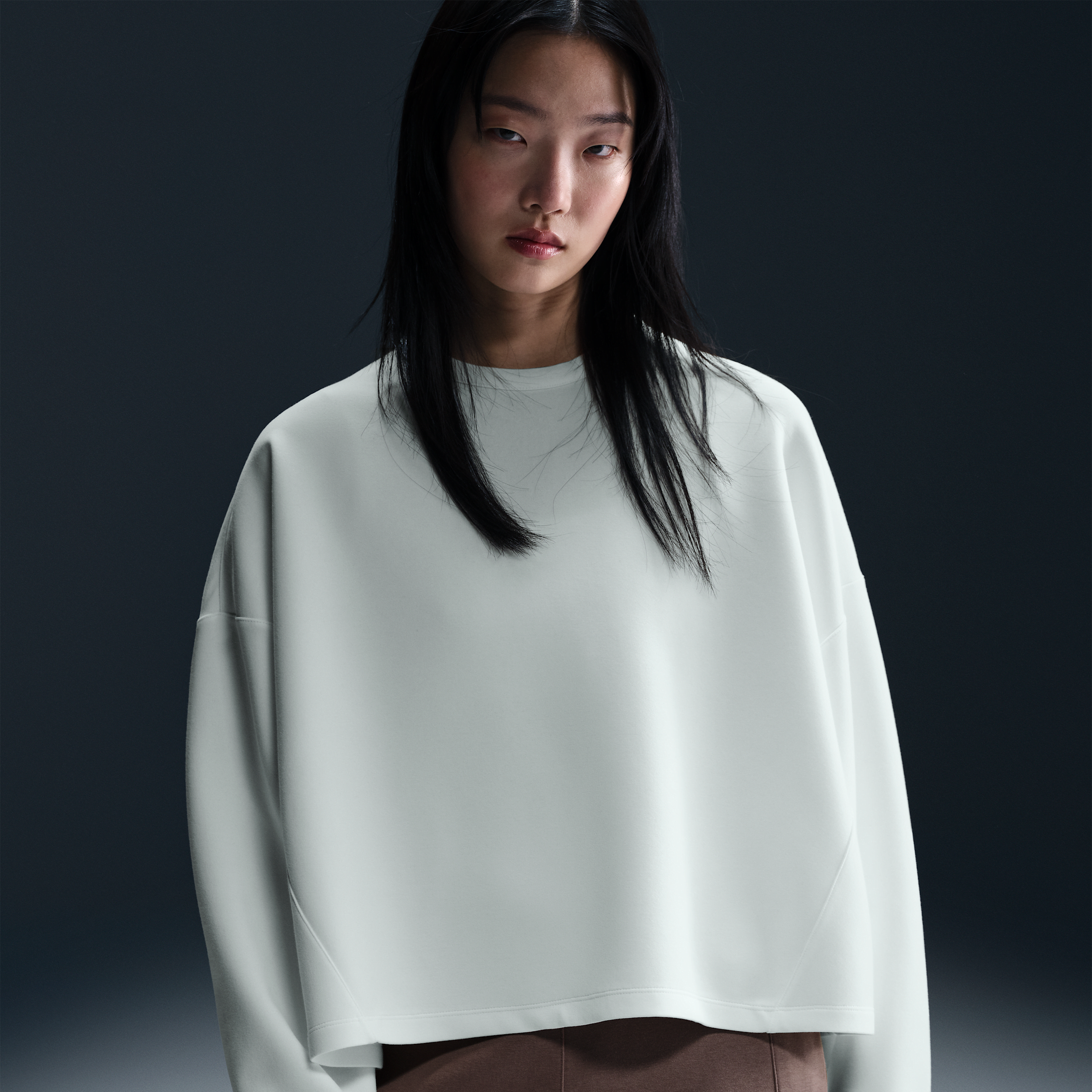 【ナイキ（NIKE）公式ストア】ナイキ 24.7 ImpossiblySoft ウィメンズ Dri-FIT オーバーサイズド クルーネック トップ HQ8194-133 ホワイト