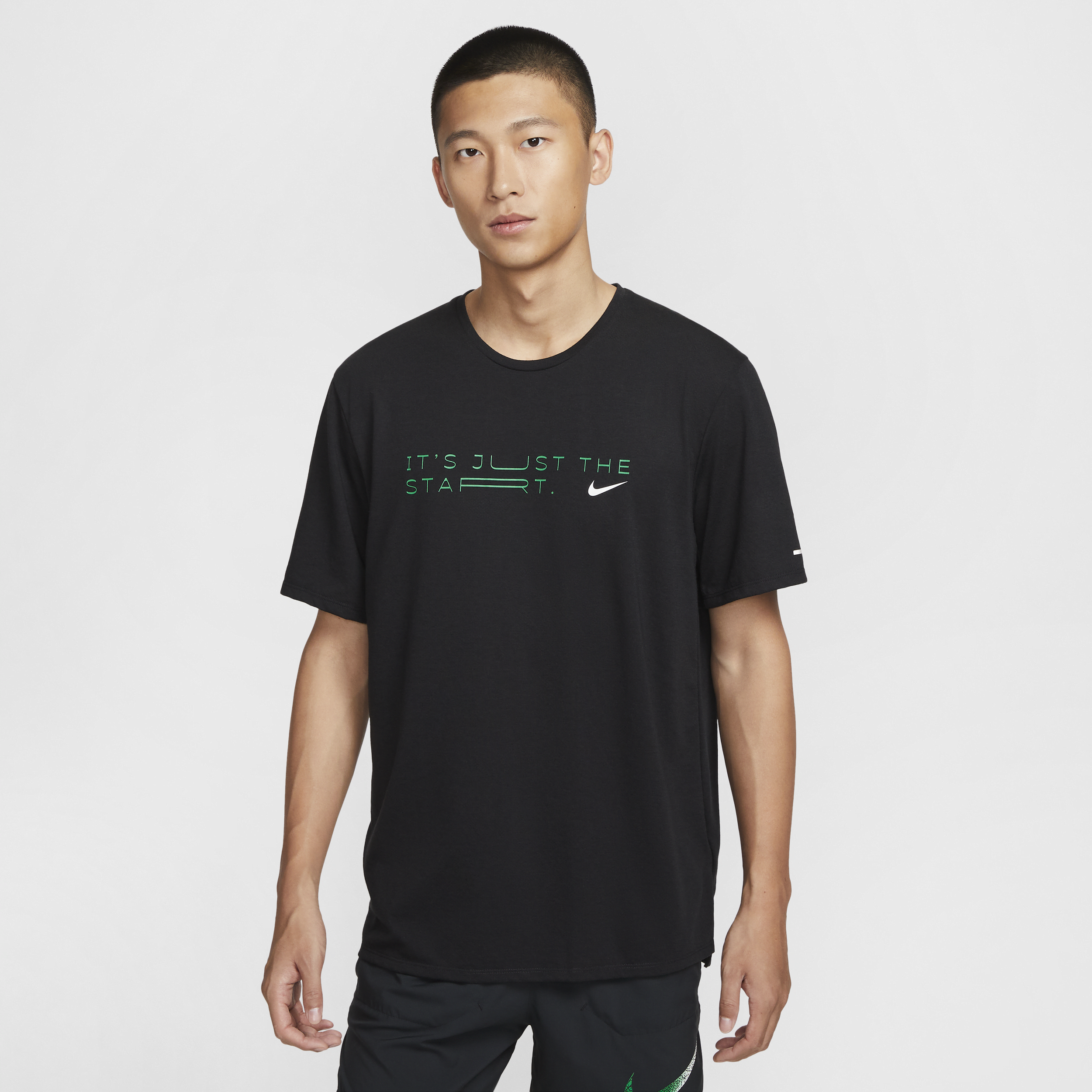 【ナイキ(NIKE)公式ストア】ナイキ ライズ 365 "Kipchoge" メンズ Dri-FIT ショートスリーブ ランニングトップ HF0905-010 ブラック 【ナイキ(NIKE)公式ストア】ナイキ ライズ 365 "Kipchoge" メンズ Dri-FIT ショートスリーブ ランニングトップ HF0905-010 ブラック