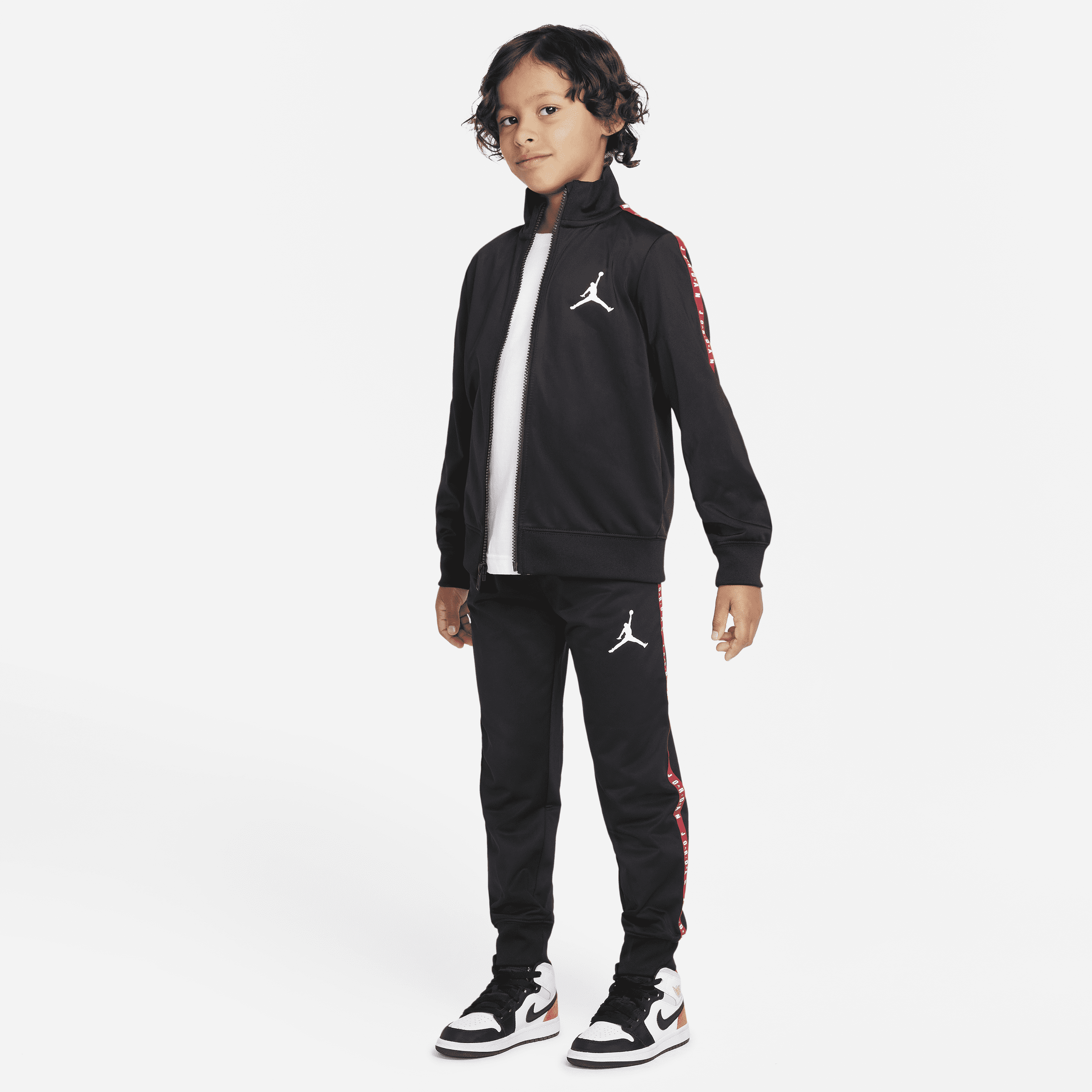 【ナイキ(NIKE)公式ストア】ジョーダン リトルキッズ トラックスーツ DO3456-010 ブラック 【ナイキ(NIKE)公式ストア】ジョーダン リトルキッズ トラックスーツ DO3456-010 ブラック