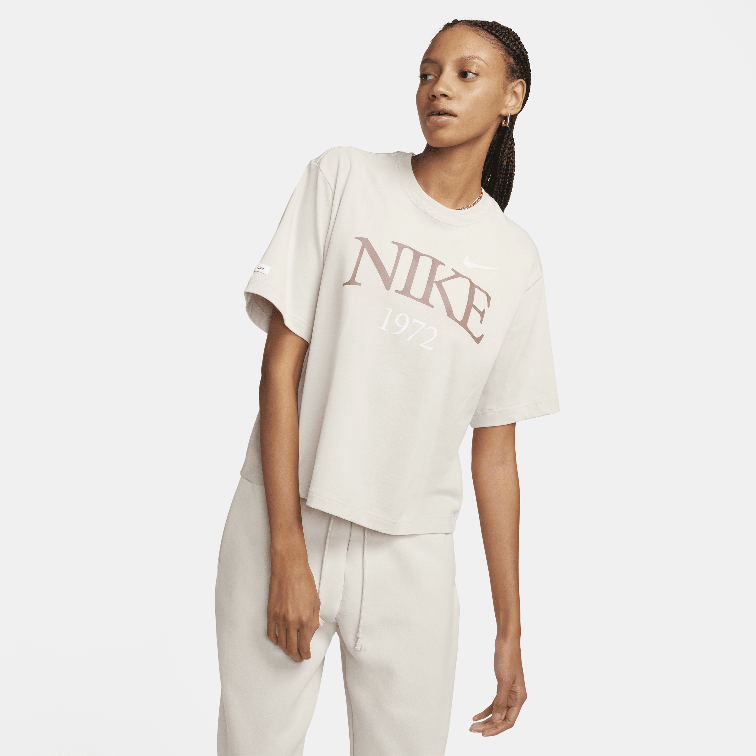 【ナイキ(NIKE)公式ストア】ナイキ スポーツウェア クラシック ウィメンズ Tシャツ FQ6601-104 ブラウン 【ナイキ(NIKE)公式ストア】ナイキ スポーツウェア クラシック ウィメンズ Tシャツ FQ6601-104 ブラウン