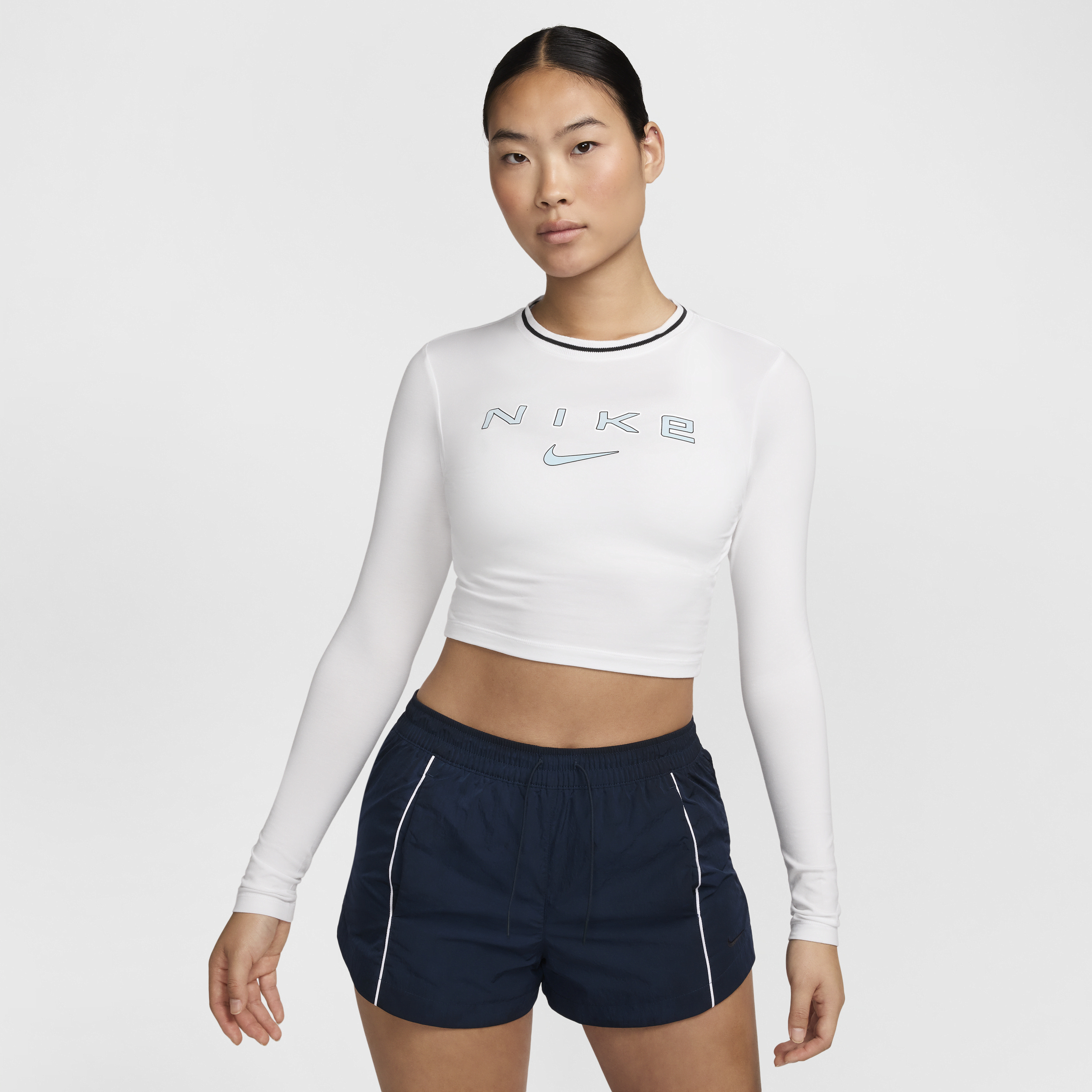 【ナイキ(NIKE)公式ストア】ナイキ スポーツウェア チル ニット ウィメンズ スリム ロングスリーブ クロップド グラフィック Tシャツ FZ2859-100 ホワイト 【ナイキ(NIKE)公式ストア】ナイキ スポーツウェア チル ニット ウィメンズ スリム ロングスリーブ クロップド グラフィック Tシャツ FZ2859-100 ホワイト