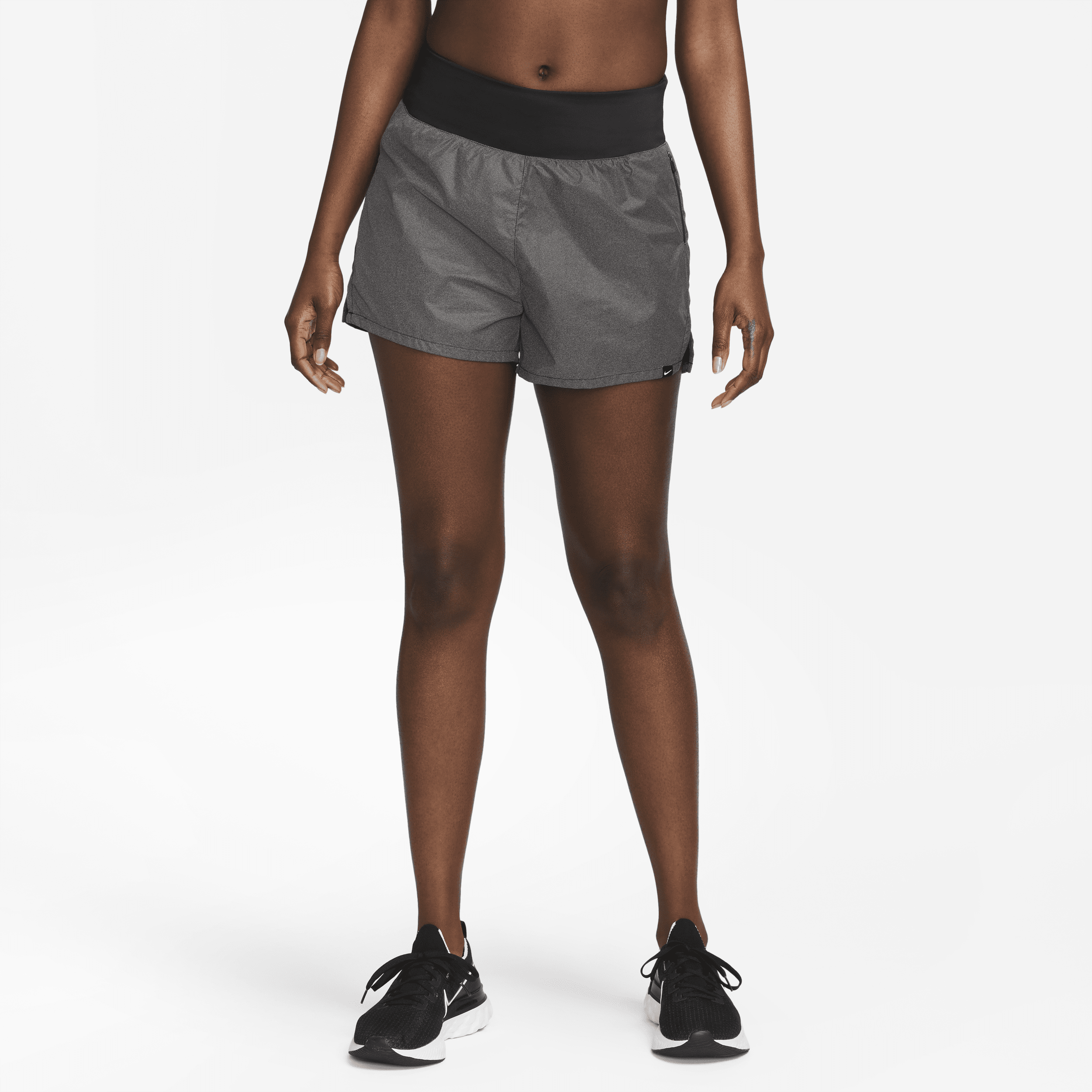 Nike Run Division Reflecterende 2-in-1-shorts met halfhoge taille voor dames (8 cm) - Zwart
