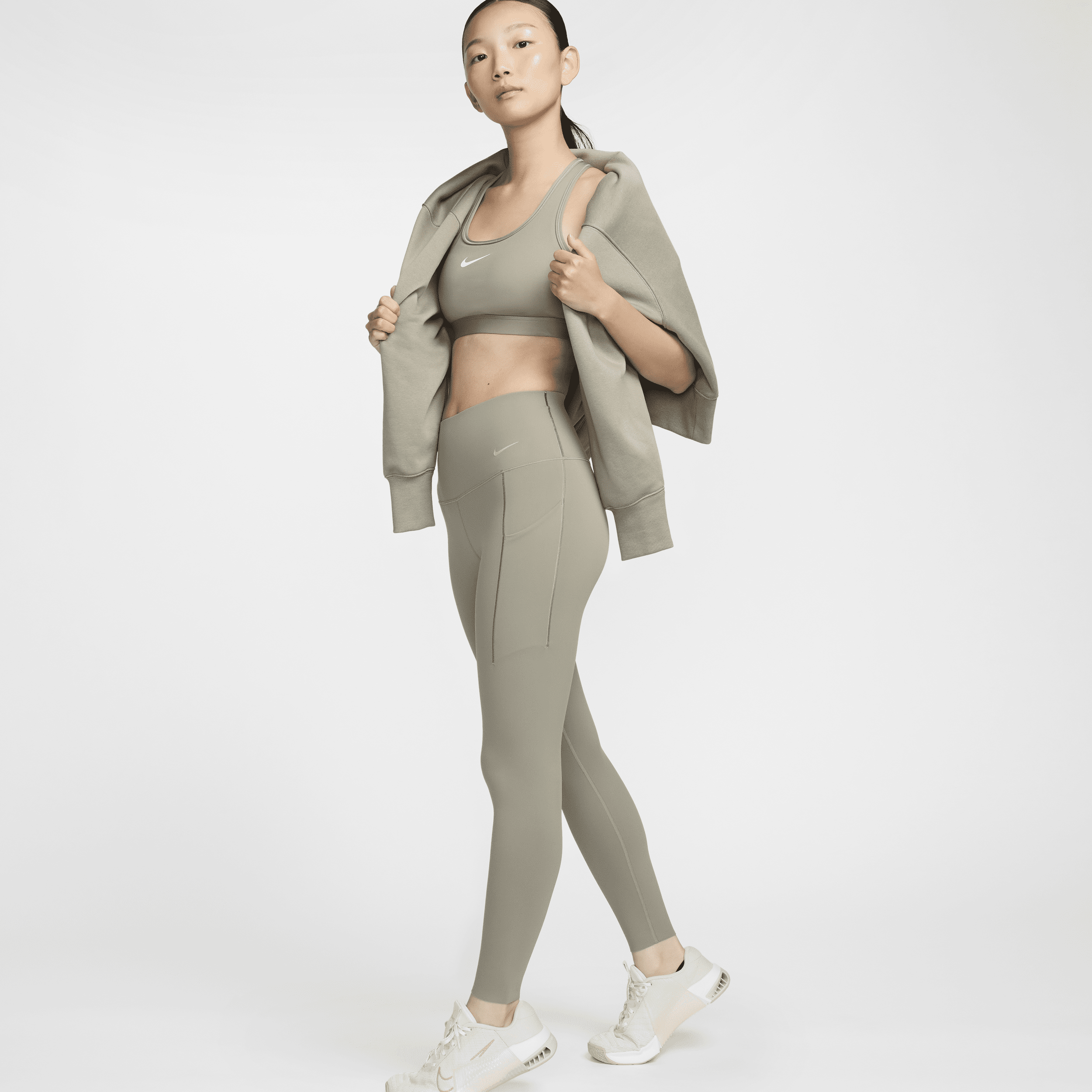 【ナイキ(NIKE)公式ストア】ナイキ ユニバーサ ウィメンズ ミディアムサポート ハイウエスト レギンス ポケット付き DQ5997-320 グリーン 【ナイキ(NIKE)公式ストア】ナイキ ユニバーサ ウィメンズ ミディアムサポート ハイウエスト レギンス ポケット付き DQ5997-320 グリーン