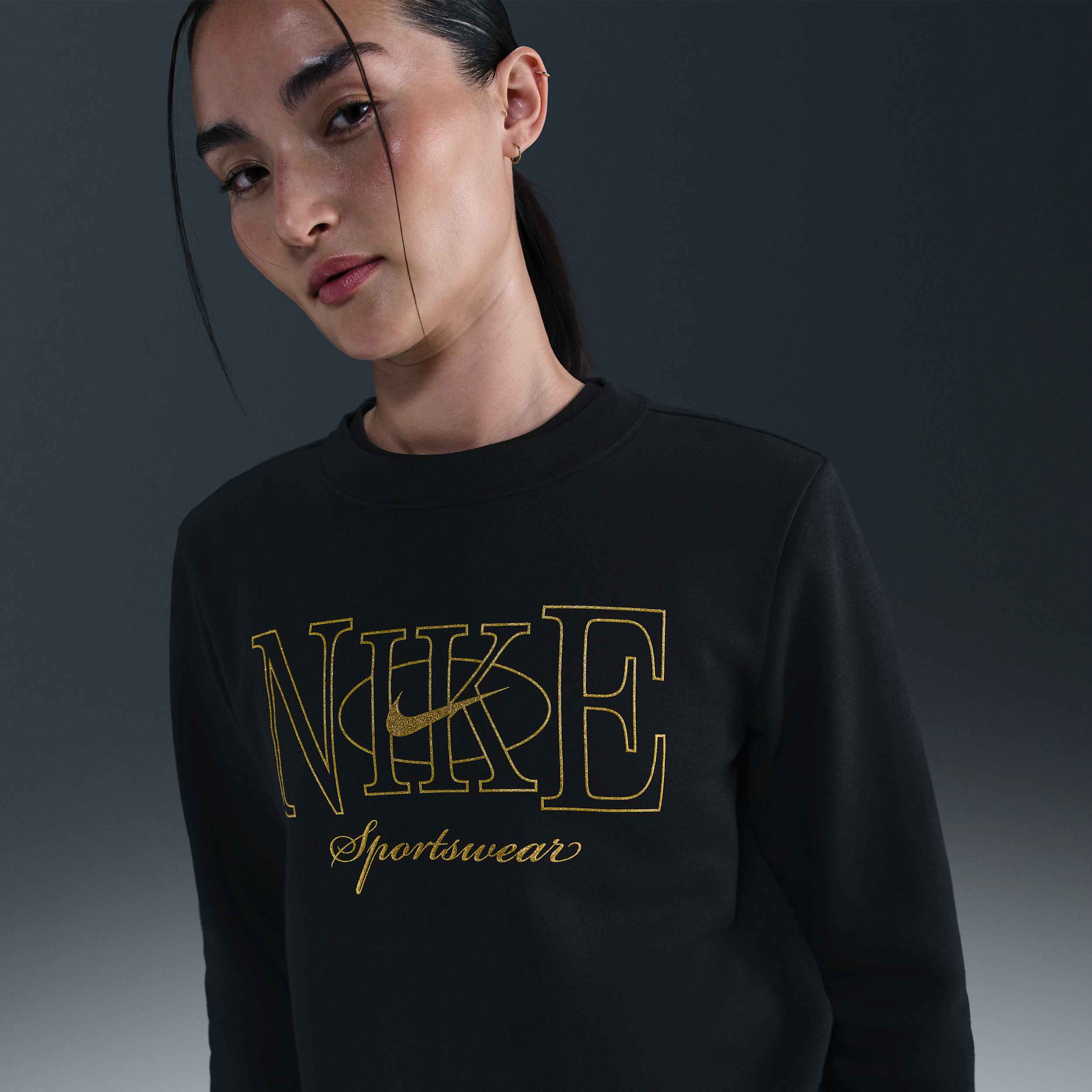 【ナイキ（NIKE）公式ストア】ナイキ スポーツウェア クラブ フリース ウィメンズ プルオーバー クルーネック スウェットシャツ FV8058-010 ブラック