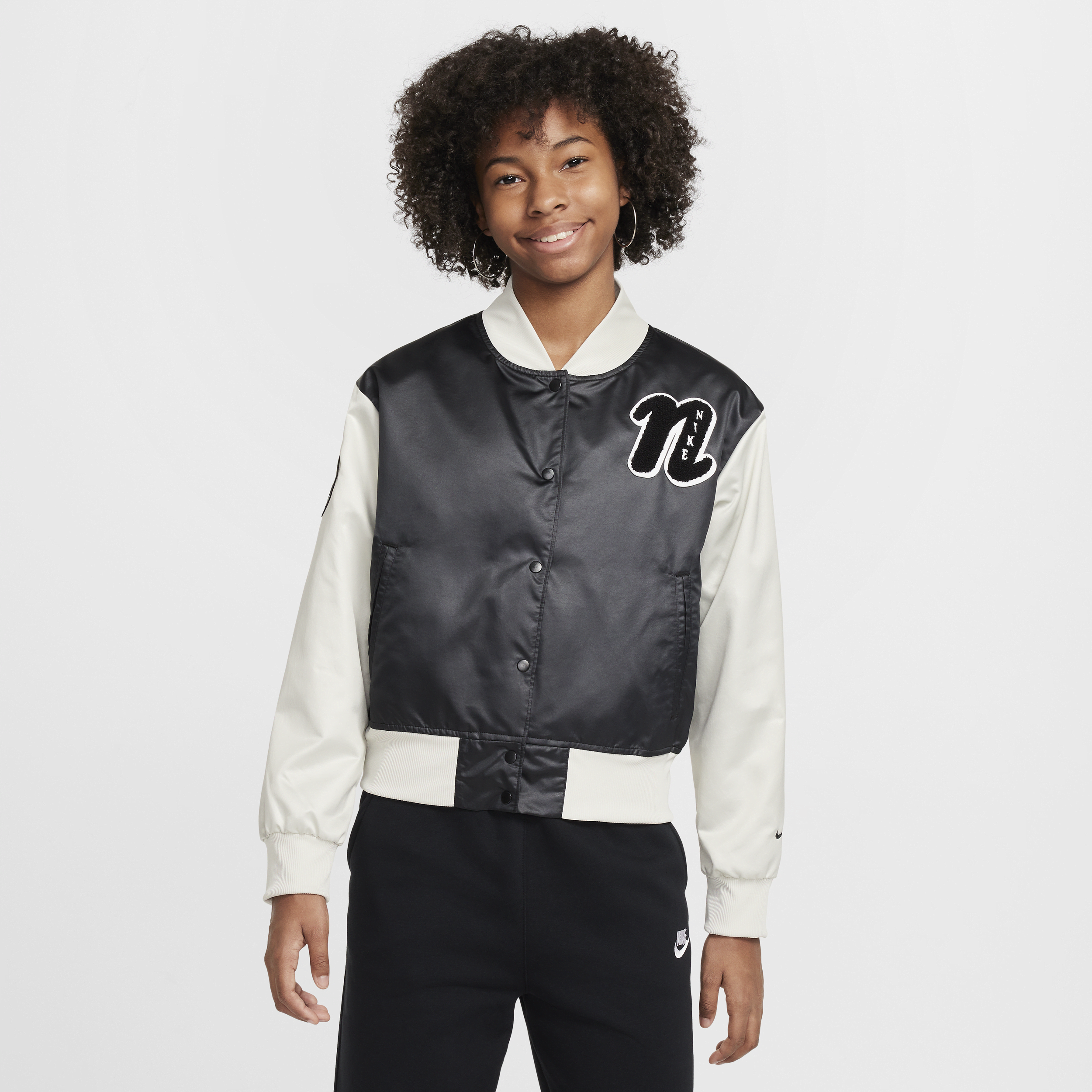 【ナイキ(NIKE)公式ストア】ナイキ スポーツウェア ガールズ バーシティ ジャケット FZ5563-010 ブラック 【ナイキ(NIKE)公式ストア】ナイキ スポーツウェア ガールズ バーシティ ジャケット FZ5563-010 ブラック