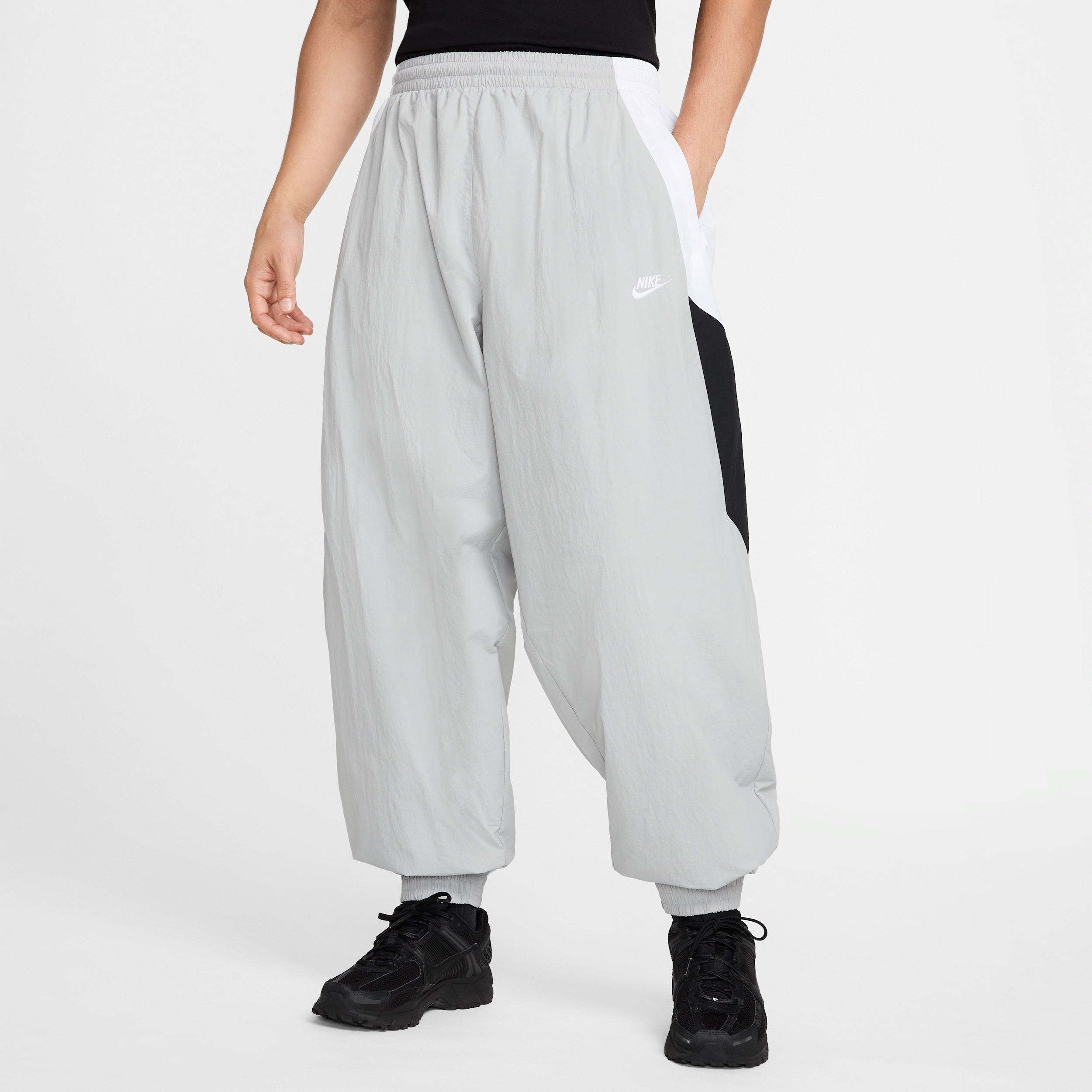 【ナイキ(NIKE)公式ストア】ナイキ クラブ メンズ オーバーサイズド ウーブン トラックパンツ HQ6115-077 グレー 【ナイキ(NIKE)公式ストア】ナイキ クラブ メンズ オーバーサイズド ウーブン トラックパンツ HQ6115-077 グレー