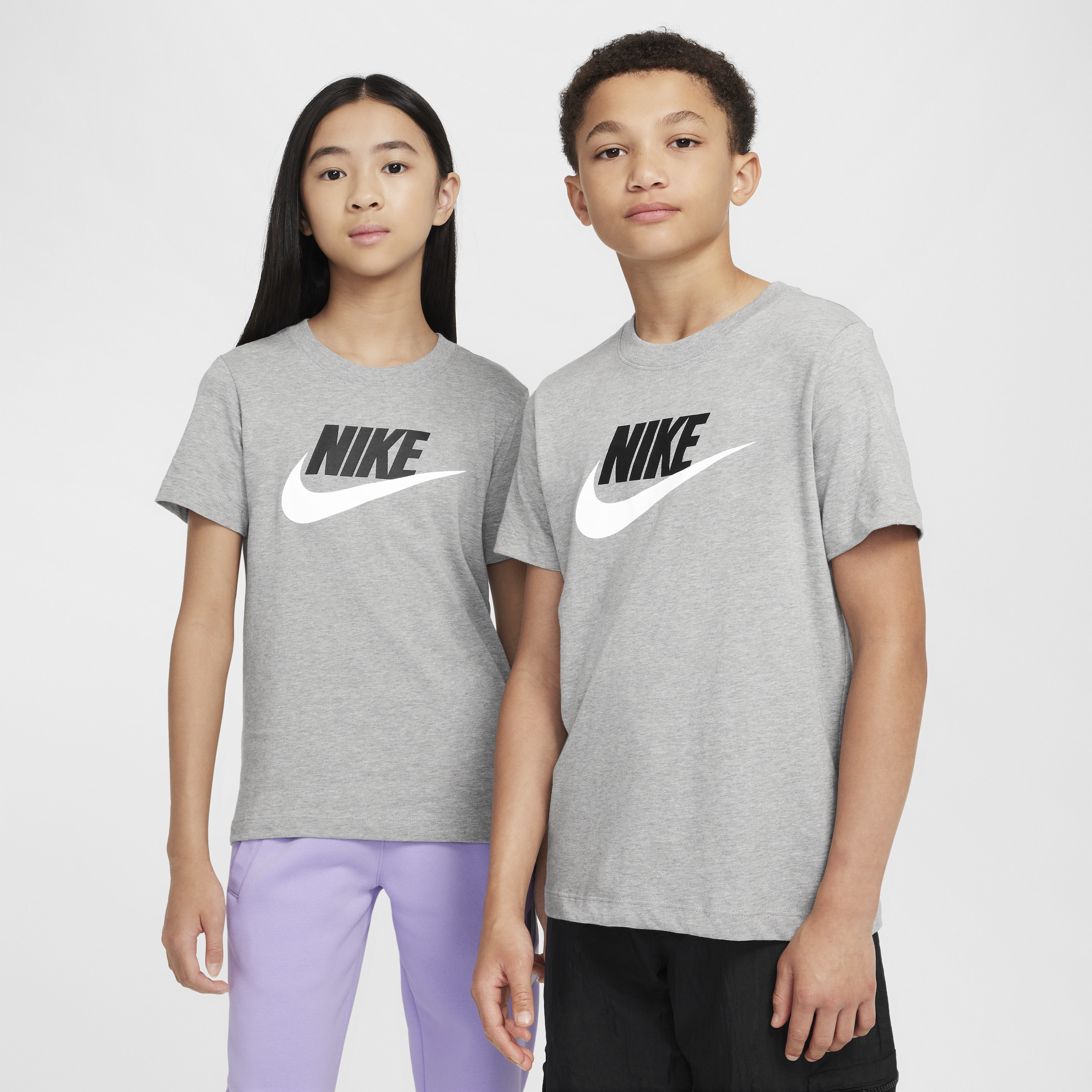 【ナイキ(NIKE)公式ストア】ナイキ スポーツウェア ジュニア Tシャツ FZ5178-063 グレー 【ナイキ(NIKE)公式ストア】ナイキ スポーツウェア ジュニア Tシャツ FZ5178-063 グレー