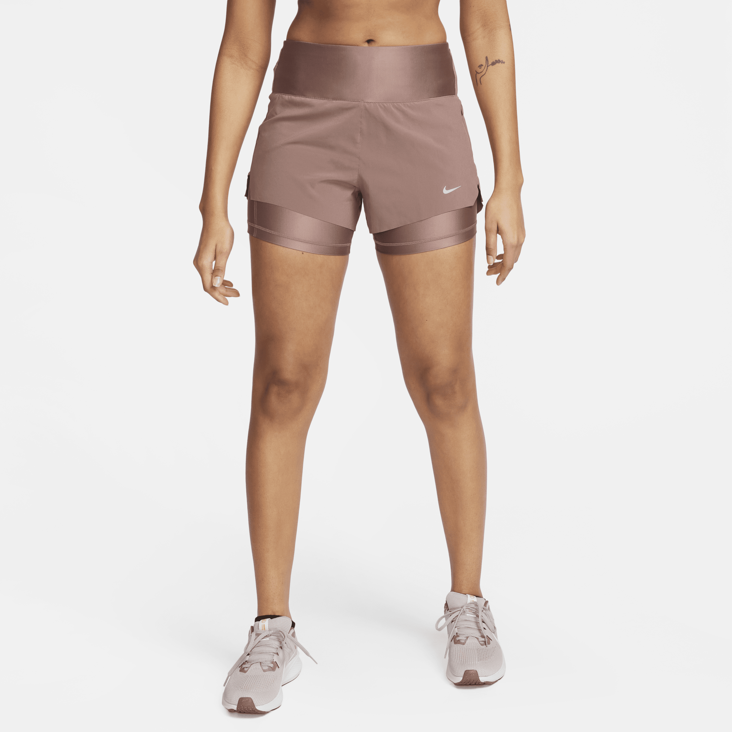 Nike Dri-FIT Swift Pantalón corto de running de talle medio 2 en 1 de 8 cm con bolsillos - Mujer - Morado