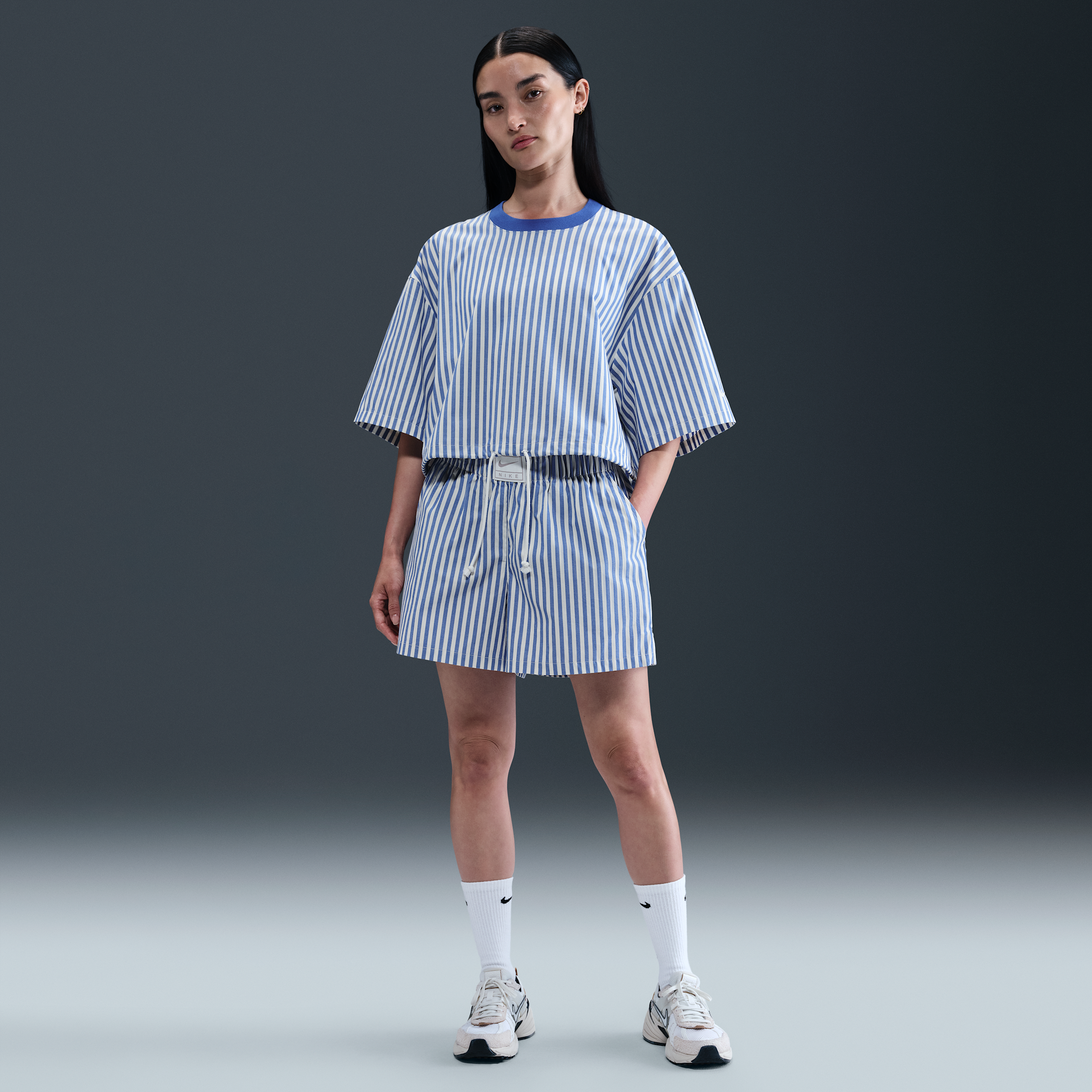 【ナイキ(NIKE)公式ストア】ナイキ スポーツウェア チル ポプリン ウィメンズ ミッドライズ ルーズ ストライプ ショートパンツ IH8489-480 ブルー 【ナイキ(NIKE)公式ストア】ナイキ スポーツウェア チル ポプリン ウィメンズ ミッドライズ ルーズ ストライプ ショートパンツ IH8489-480 ブルー