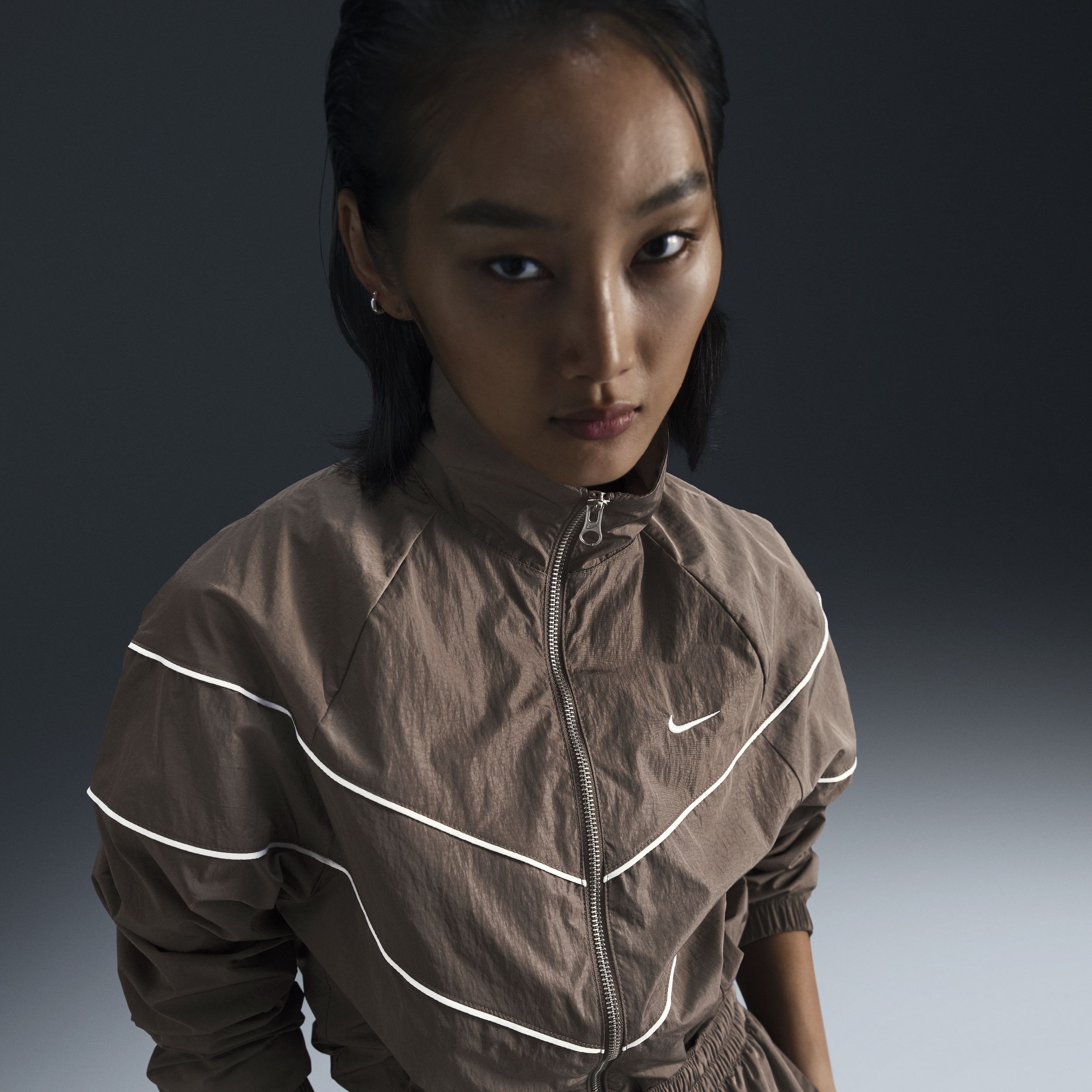 【ナイキ(NIKE)公式ストア】ナイキ ウィンドランナー ウィメンズ ルーズ UV ウーブン フルジップ ジャケット FV6305-004 ブラウン 【ナイキ(NIKE)公式ストア】ナイキ ウィンドランナー ウィメンズ ルーズ UV ウーブン フルジップ ジャケット FV6305-004 ブラウン