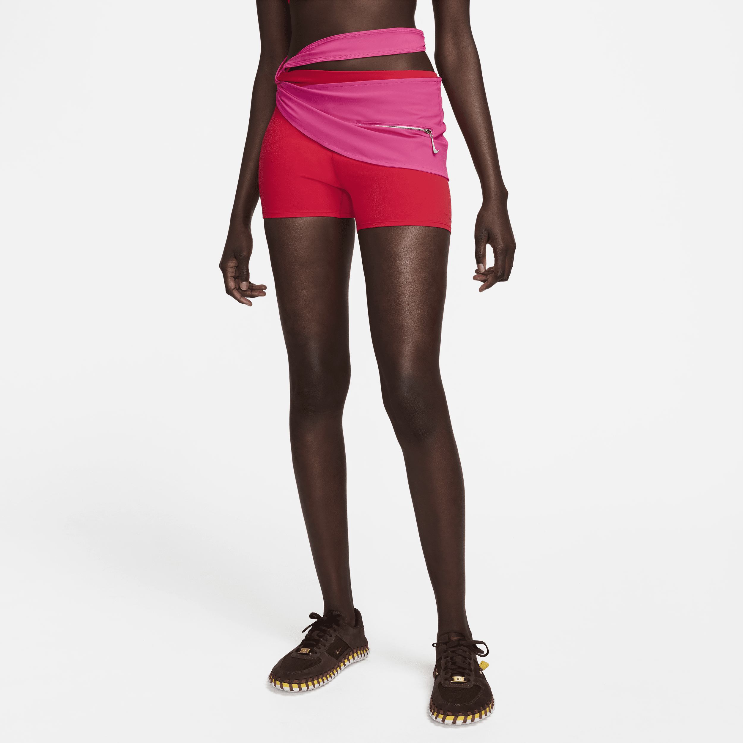 Lagdelte Nike x Jacquemus-shorts til kvinder - rød