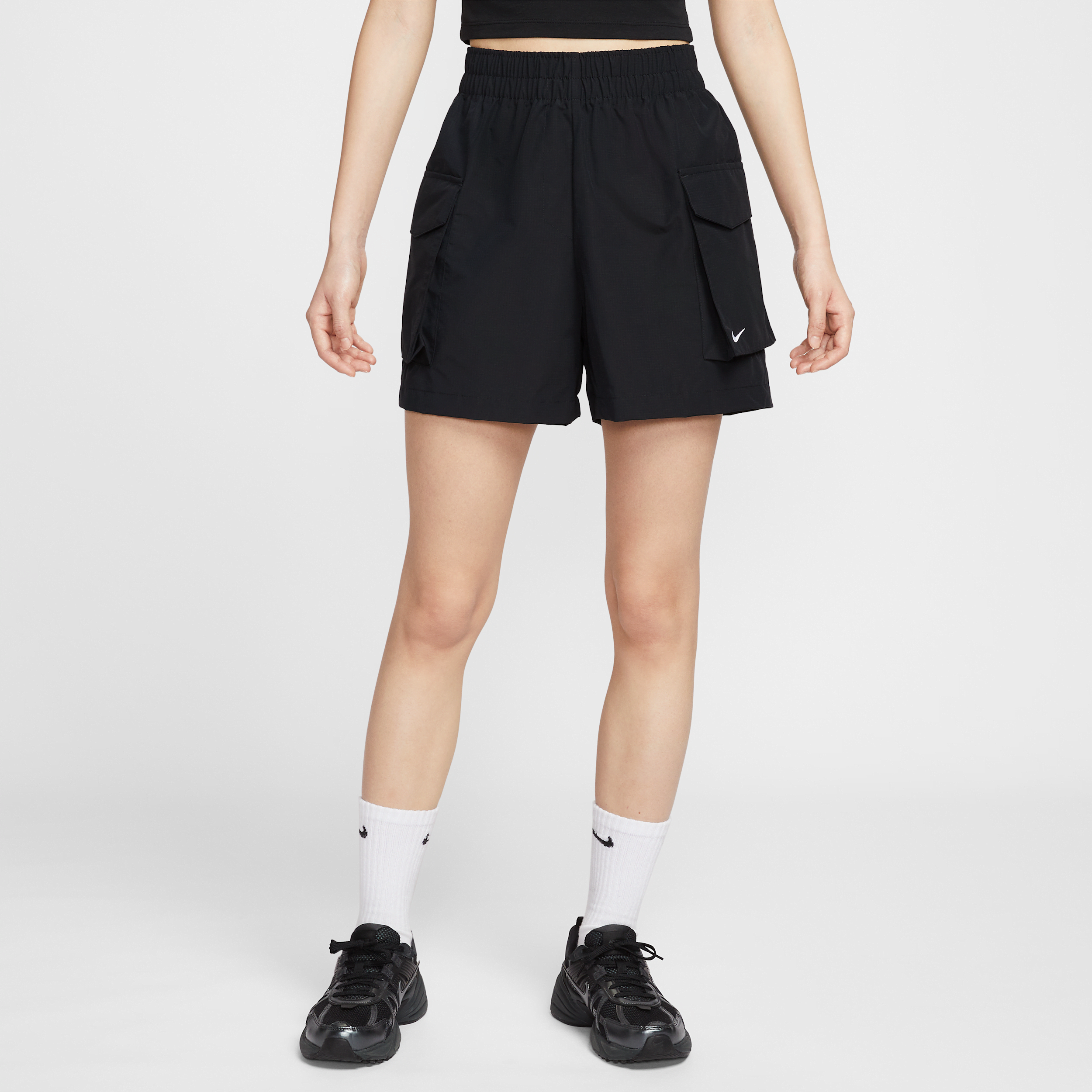 【ナイキ(NIKE)公式ストア】ナイキ スポーツウェア エッセンシャル ウーブン ウィメンズ ハイウエスト 13cm カーゴ ショートパンツ HM6983-010 ブラック 【ナイキ(NIKE)公式ストア】ナイキ スポーツウェア エッセンシャル ウーブン ウィメンズ ハイウエスト 13cm カーゴ ショートパンツ HM6983-010 ブラック