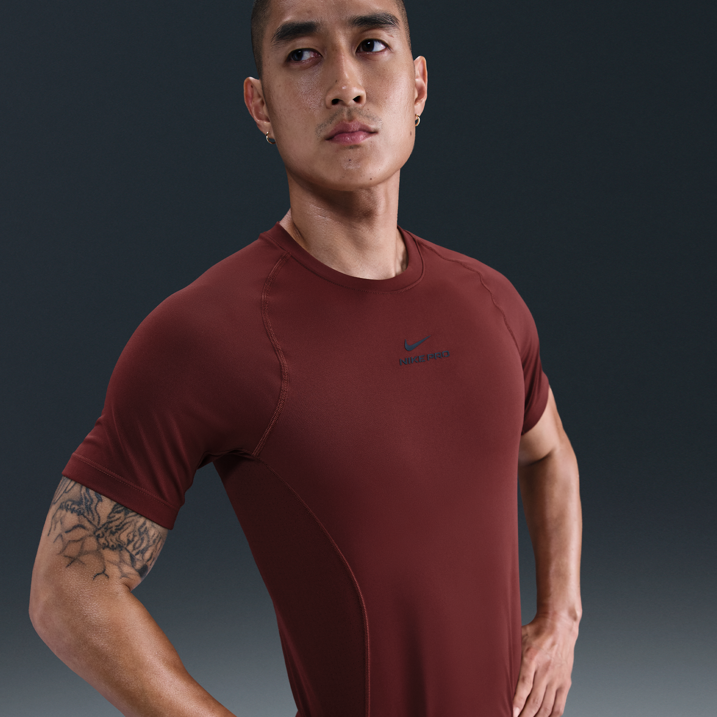 【ナイキ（NIKE）公式ストア】ナイキ プロ トレーニング メンズ Dri-FIT ショートスリーブ トップ HV0410-619 レッド