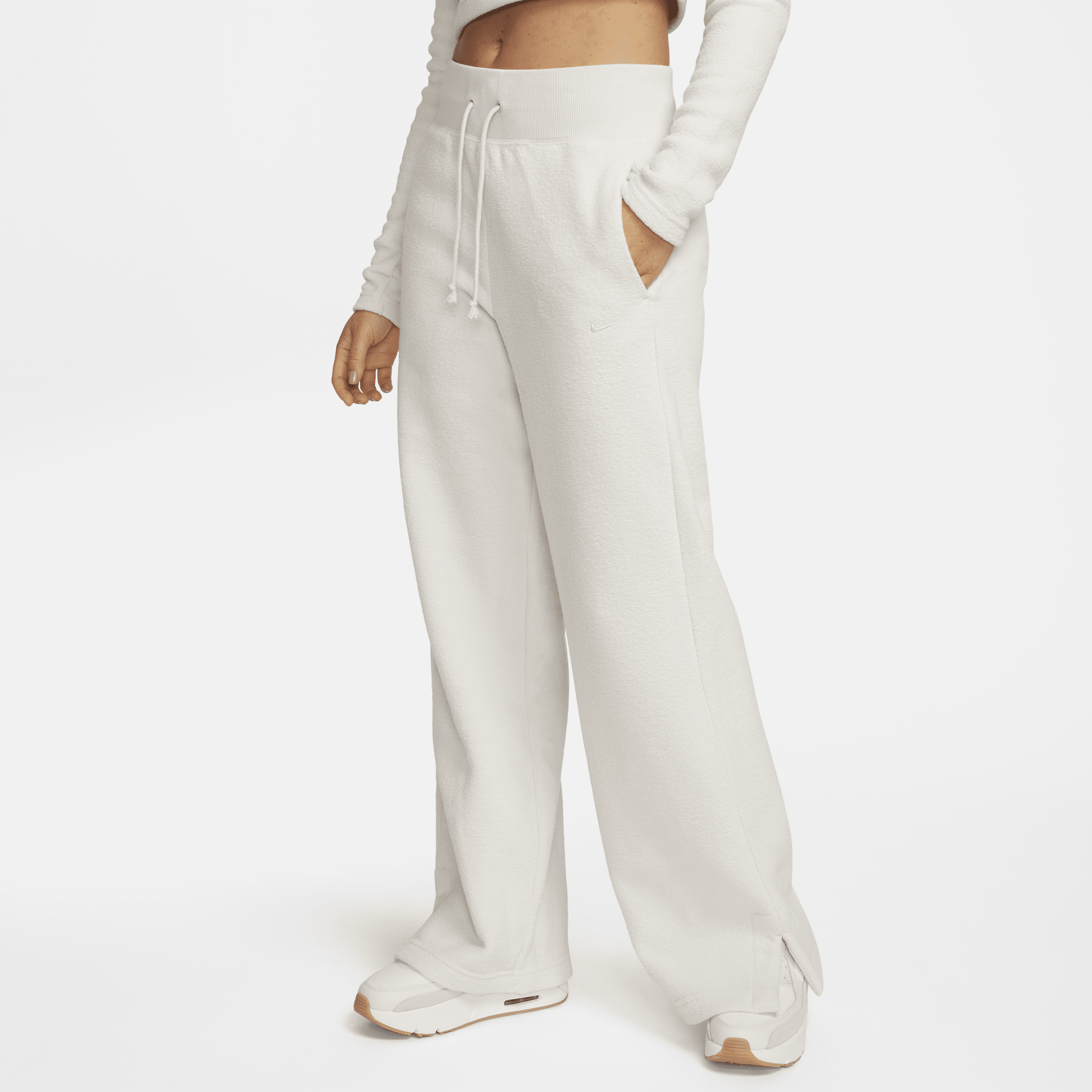 Pantaloni confortevoli in fleece a gamba larga e vita alta Nike Sportswear Phoenix Plush – Donna - Marrone