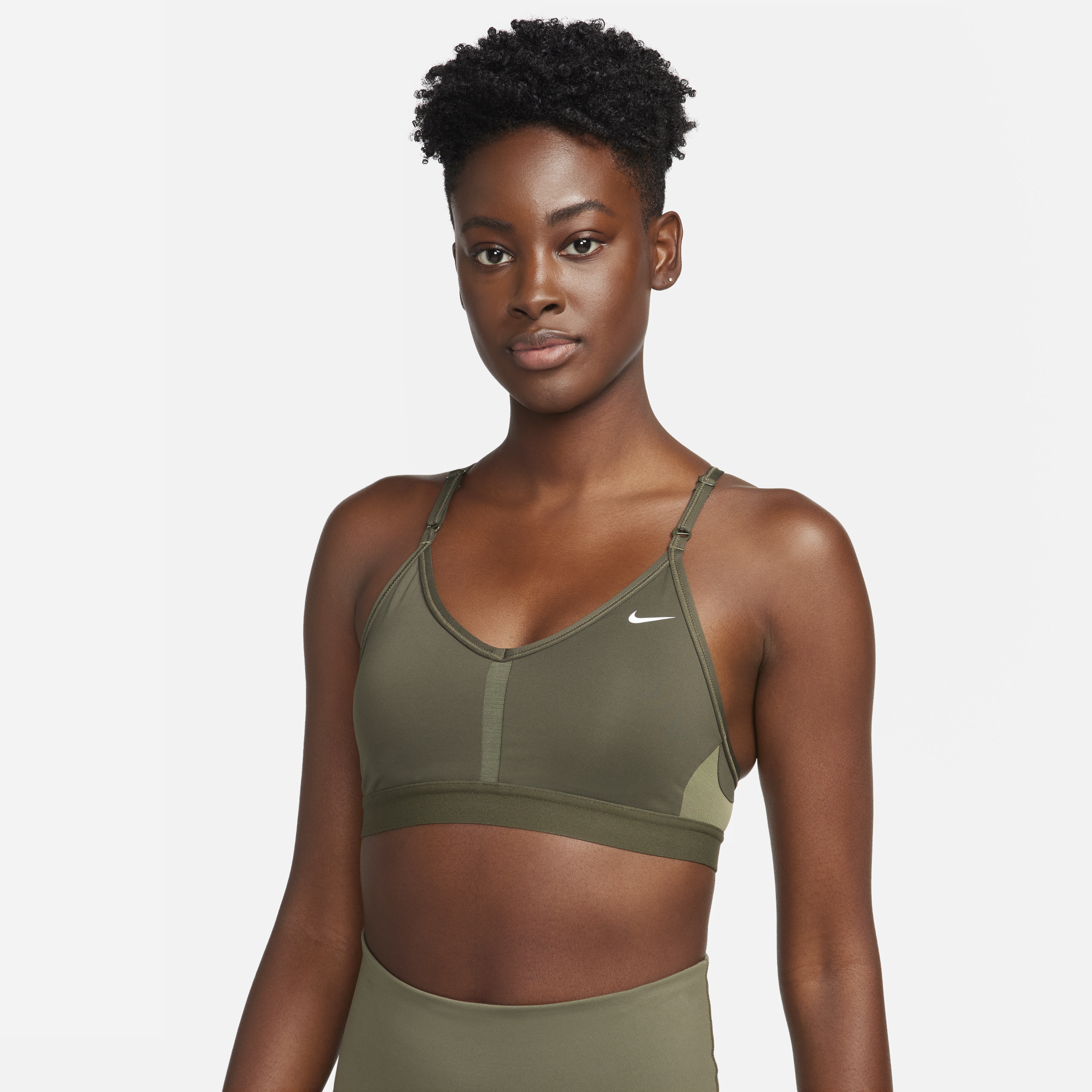 Nike Indy-sports-bh med V-hals, indlæg og let støtte til kvinder - grøn