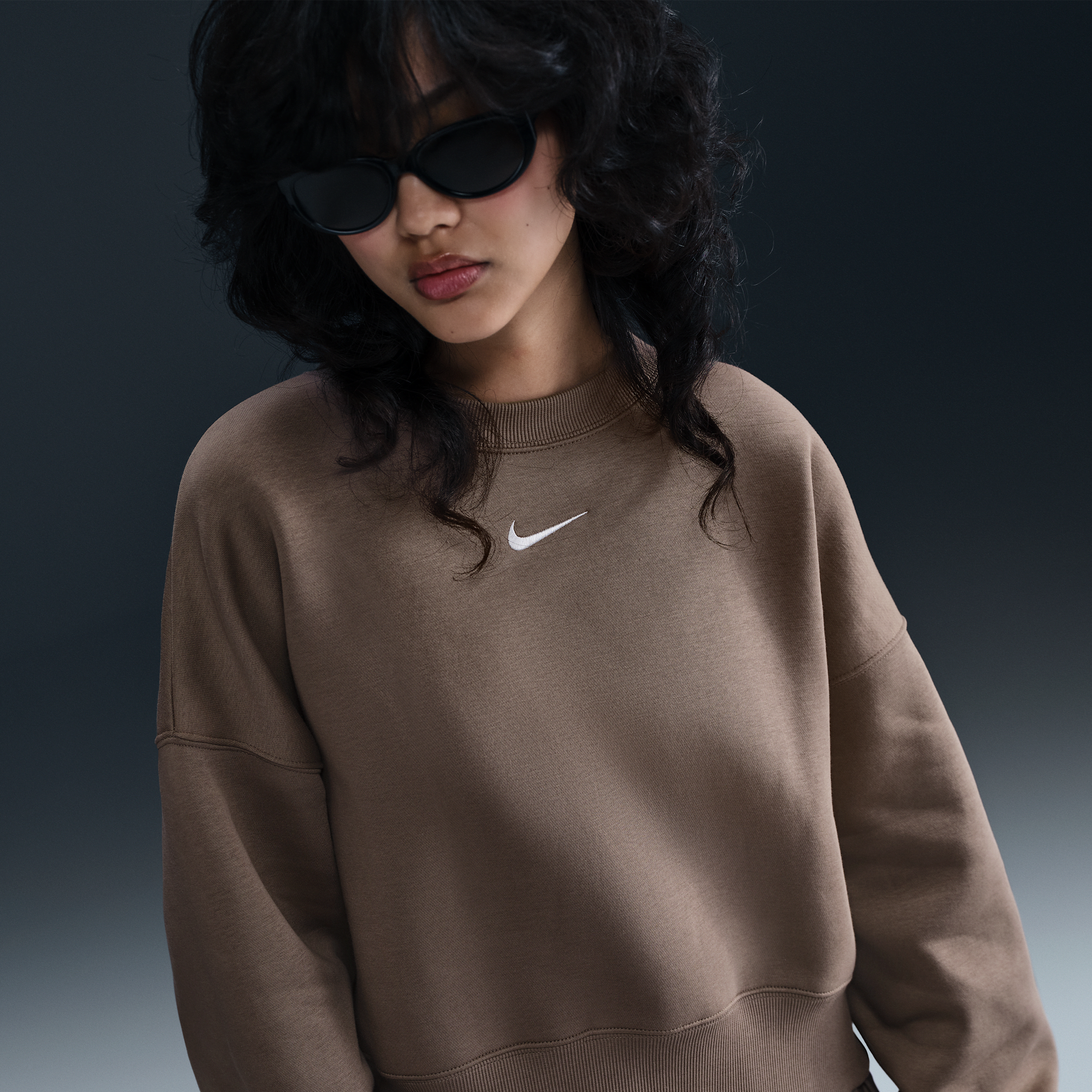 【ナイキ(NIKE)公式ストア】ナイキ スポーツウェア フェニックス フリース ウィメンズ オーバーオーバーサイズド クルーネック スウェットシャツ DQ5762-233 ブラウン 【ナイキ(NIKE)公式ストア】ナイキ スポーツウェア フェニックス フリース ウィメンズ オーバーオーバーサイズド クルーネック スウェットシャツ DQ5762-233 ブラウン