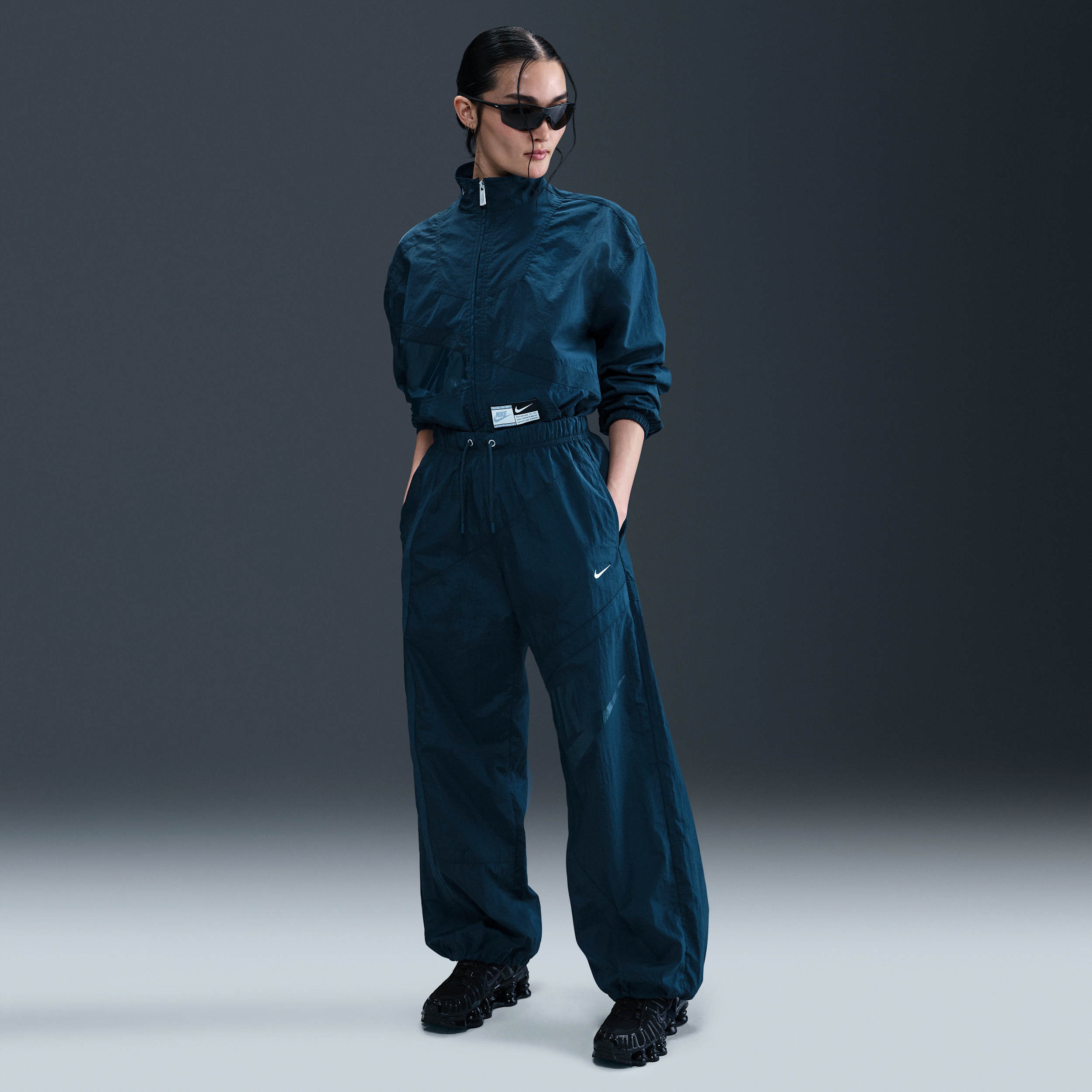 【ナイキ(NIKE)公式ストア】ナイキ スポーツウェア ウィメンズ ミッドライズ ルーズ ウーブン オープンヘム パンツ HJ4179-478 ブルー 【ナイキ(NIKE)公式ストア】ナイキ スポーツウェア ウィメンズ ミッドライズ ルーズ ウーブン オープンヘム パンツ HJ4179-478 ブルー