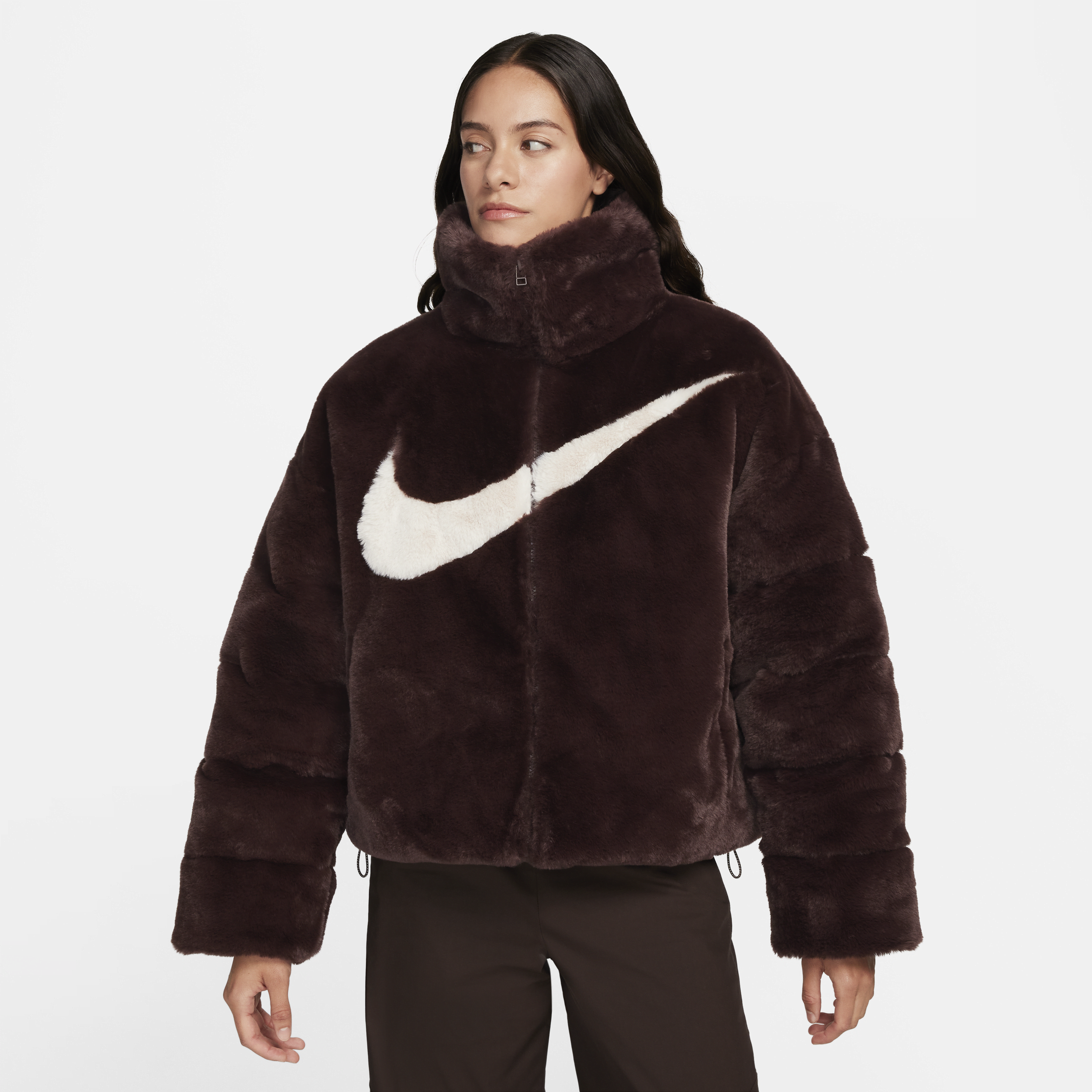 Overdimensioneret Nike Sportswear Essential-dynejakke i imiteret pels til kvinder - brun