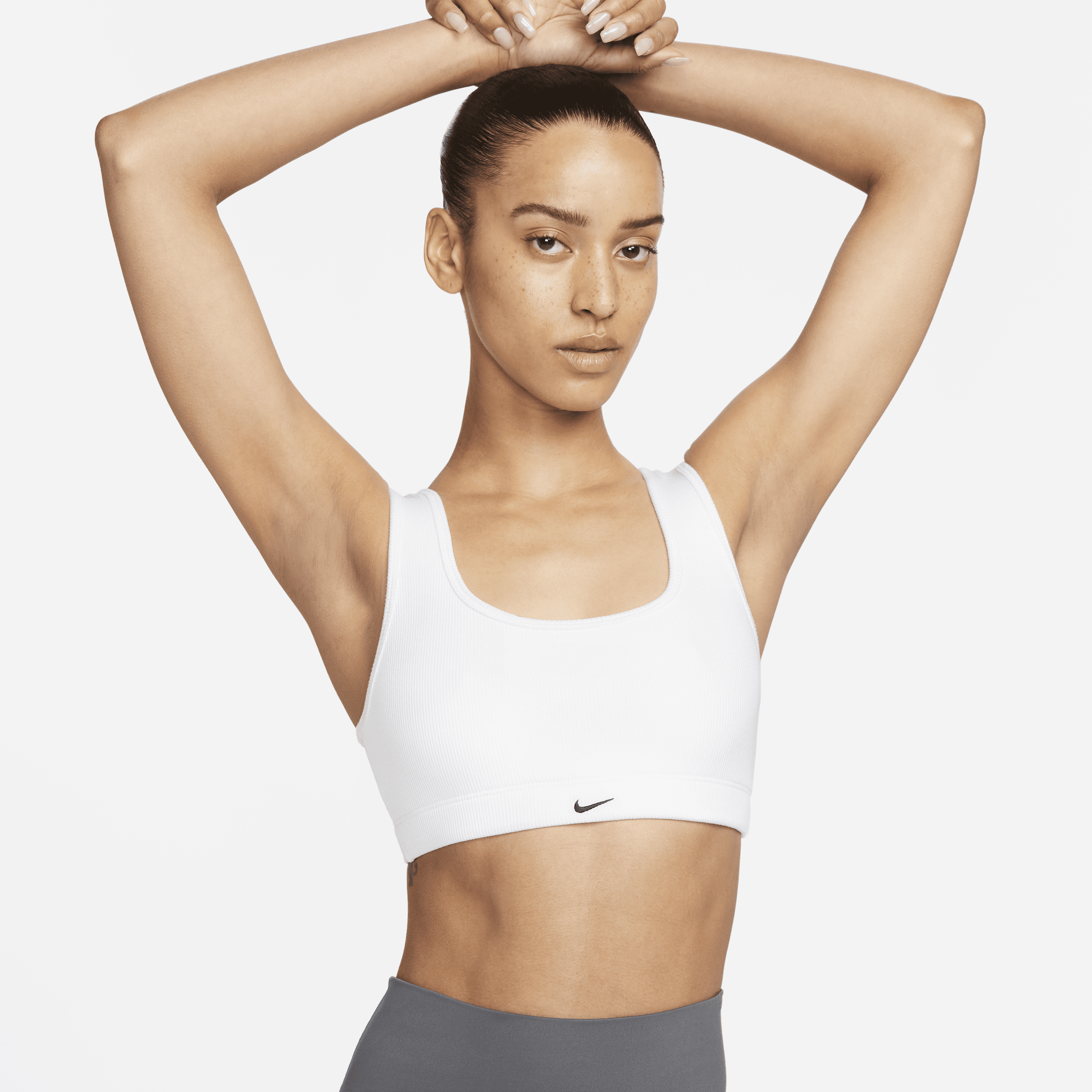 Nike Alate All U-sports-bh i rib, let støtte og let foret til kvinder - hvid
