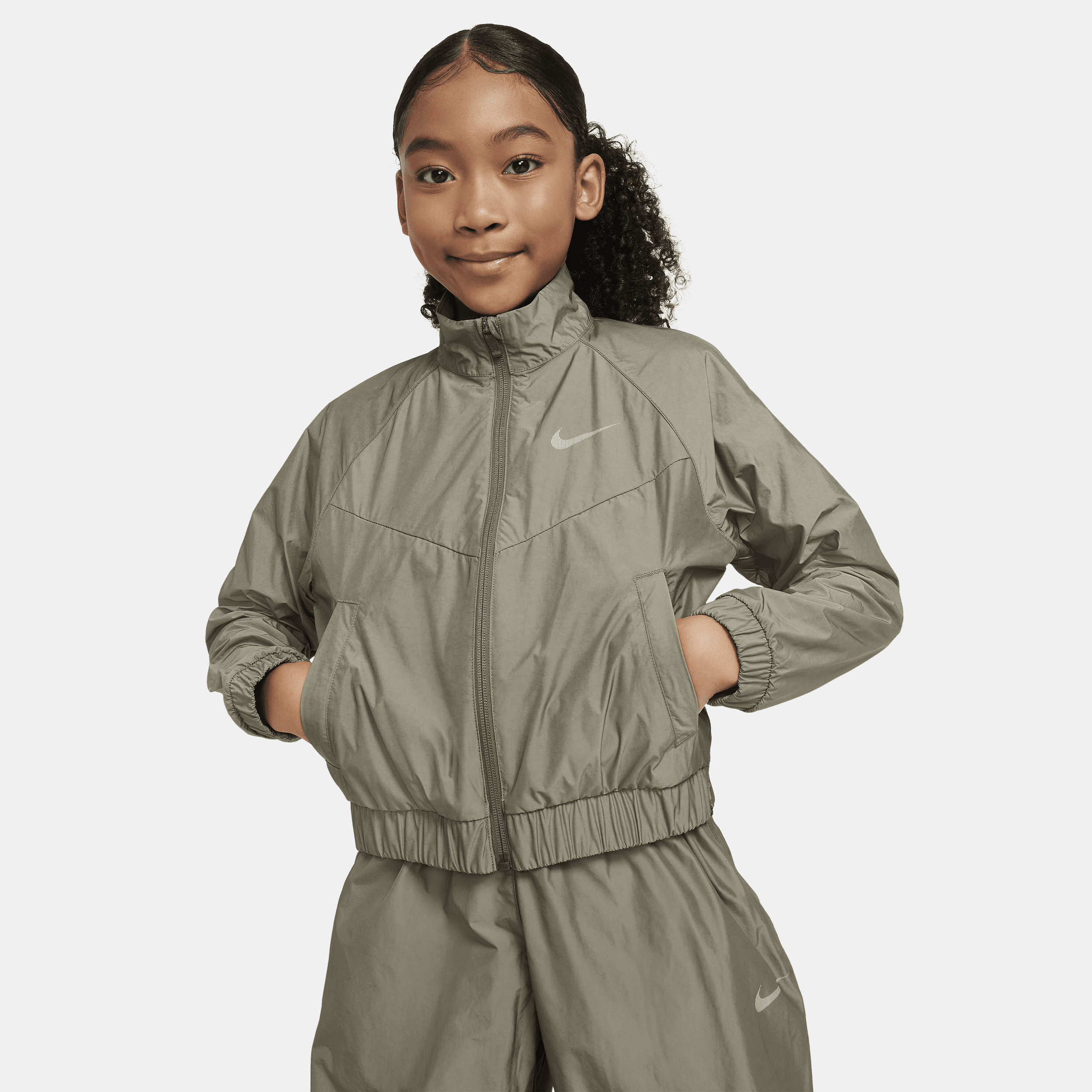 【ナイキ(NIKE)公式ストア】ナイキ スポーツウェア ウィンドランナー ジュニア (ガールズ) ルーズ ジャケット FN8656-222 グリーン 【ナイキ(NIKE)公式ストア】ナイキ スポーツウェア ウィンドランナー ジュニア (ガールズ) ルーズ ジャケット FN8656-222 グリーン