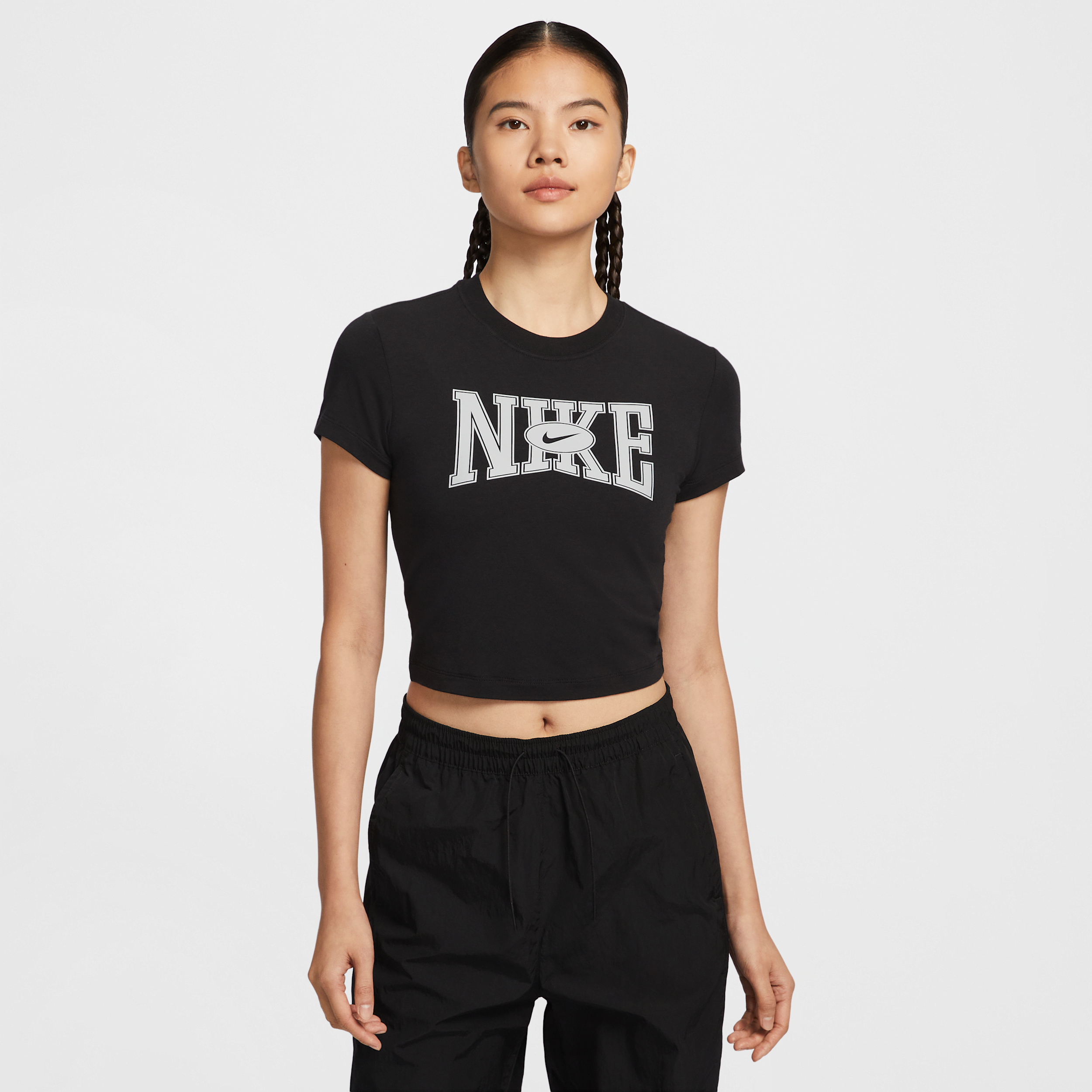 【ナイキ(NIKE)公式ストア】ナイキ スポーツウェア ウィメンズ スリム クロップド Tシャツ HQ1710-010 ブラック 【ナイキ(NIKE)公式ストア】ナイキ スポーツウェア ウィメンズ スリム クロップド Tシャツ HQ1710-010 ブラック