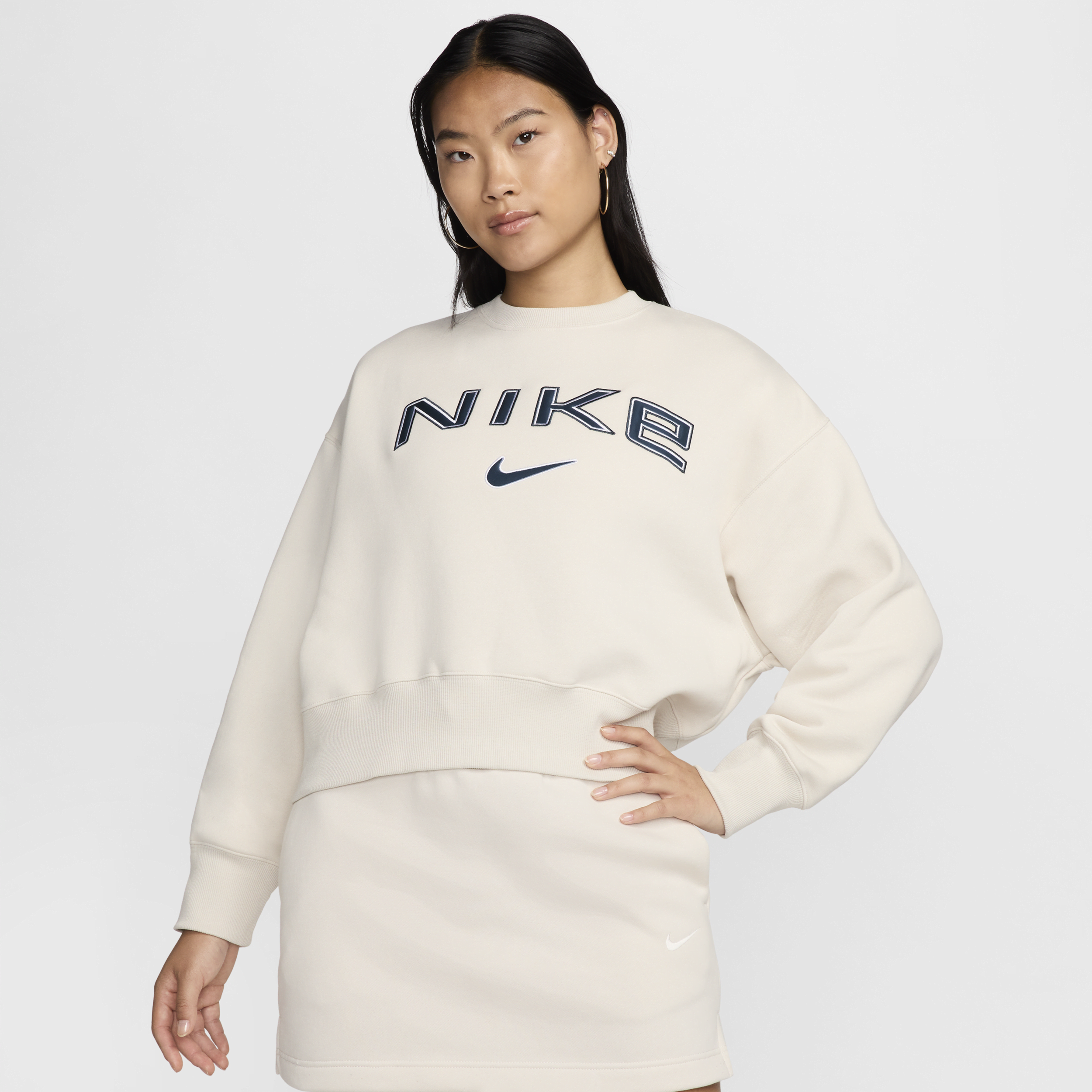 【ナイキ(NIKE)公式ストア】ナイキ スポーツウェア フェニックス フリース ウィメンズ オーバーオーバーサイズド クルーネック ロゴ スウェットシャツ FV7675-104 ブラウン 【ナイキ(NIKE)公式ストア】ナイキ スポーツウェア フェニックス フリース ウィメンズ オーバーオーバーサイズド クルーネック ロゴ スウェットシャツ FV7675-104 ブラウン