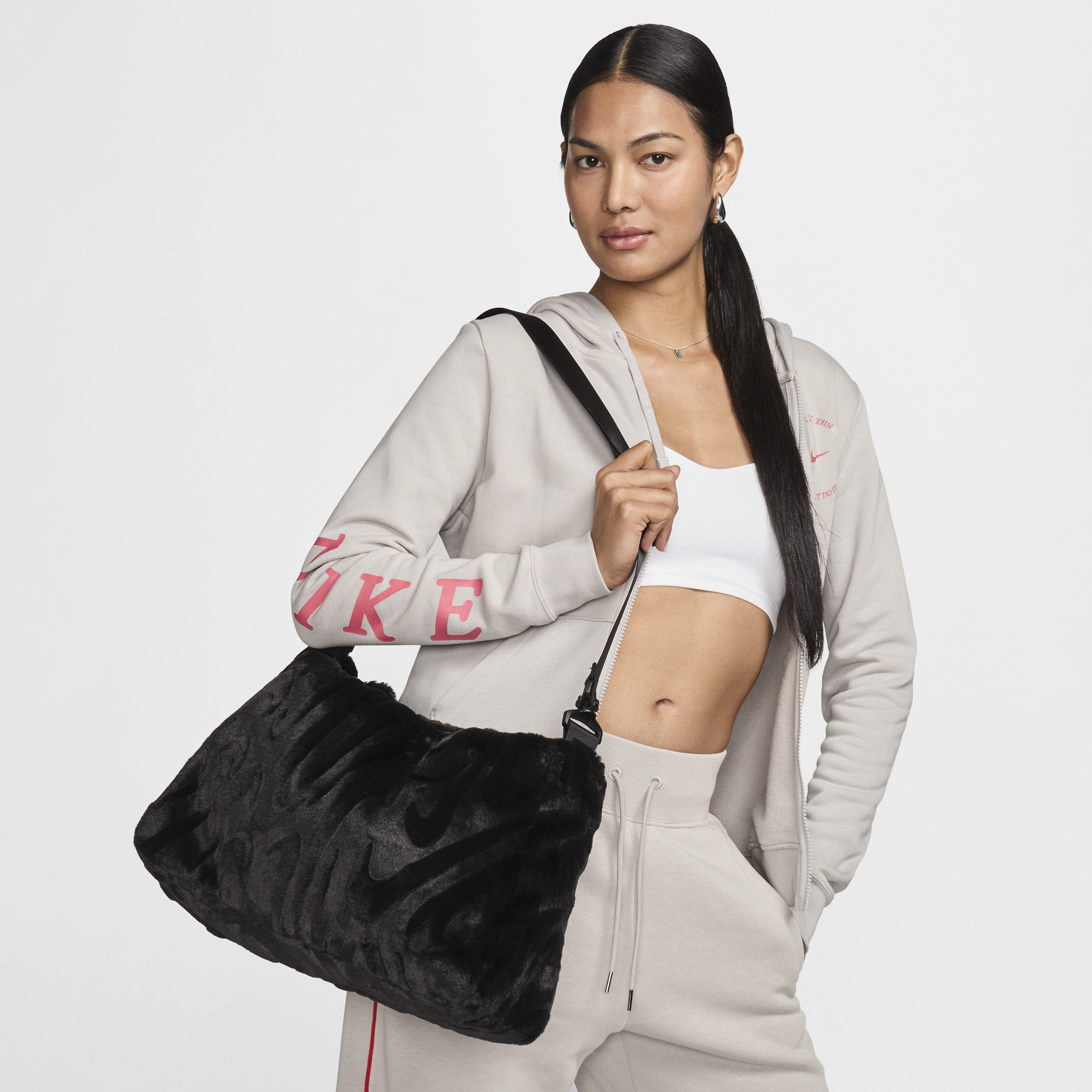 【ナイキ(NIKE)公式ストア】ナイキ スポーツウェア フェイク ファー トート (10L) FZ1323-010 ブラック 【ナイキ(NIKE)公式ストア】ナイキ スポーツウェア フェイク ファー トート (10L) FZ1323-010 ブラック