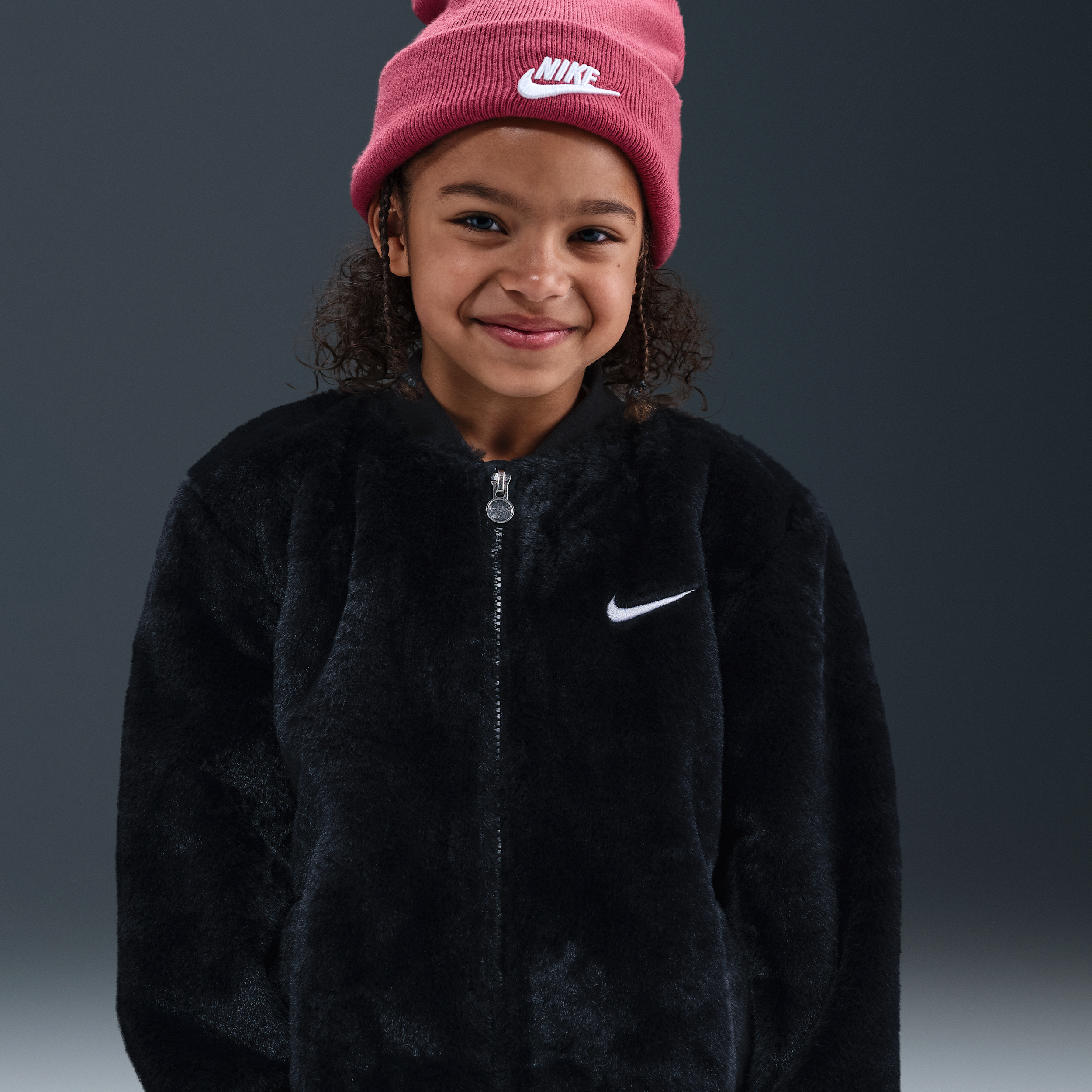 【ナイキ(NIKE)公式ストア】ナイキ リトルキッズ フェイクファー ボンバージャケット IO2521-010 ブラック 【ナイキ(NIKE)公式ストア】ナイキ リトルキッズ フェイクファー ボンバージャケット IO2521-010 ブラック