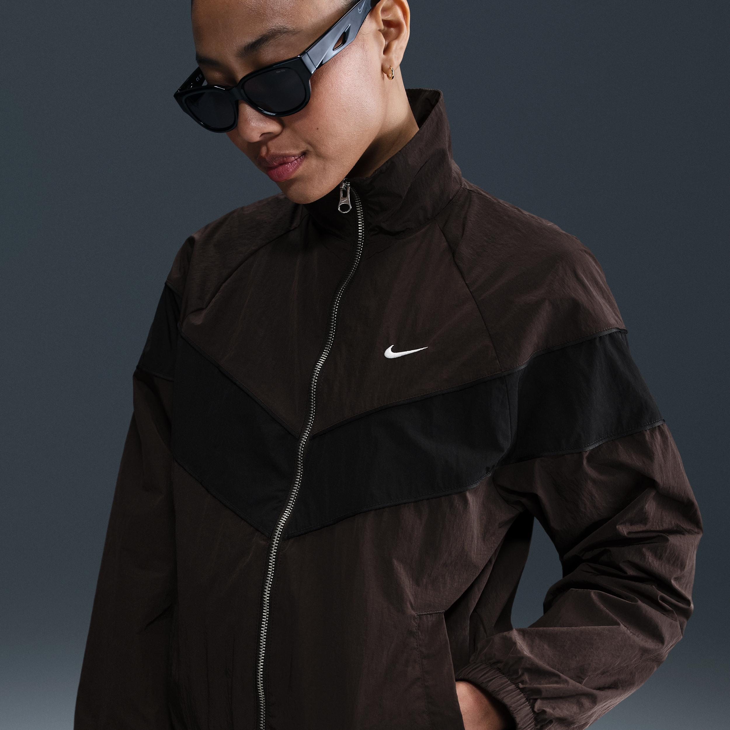 【ナイキ(NIKE)公式ストア】ナイキ ウィンドランナー ウィメンズ ルーズ UV ウーブン フルジップ ジャケット FV6305-220 ブラウン 【ナイキ(NIKE)公式ストア】ナイキ ウィンドランナー ウィメンズ ルーズ UV ウーブン フルジップ ジャケット FV6305-220 ブラウン
