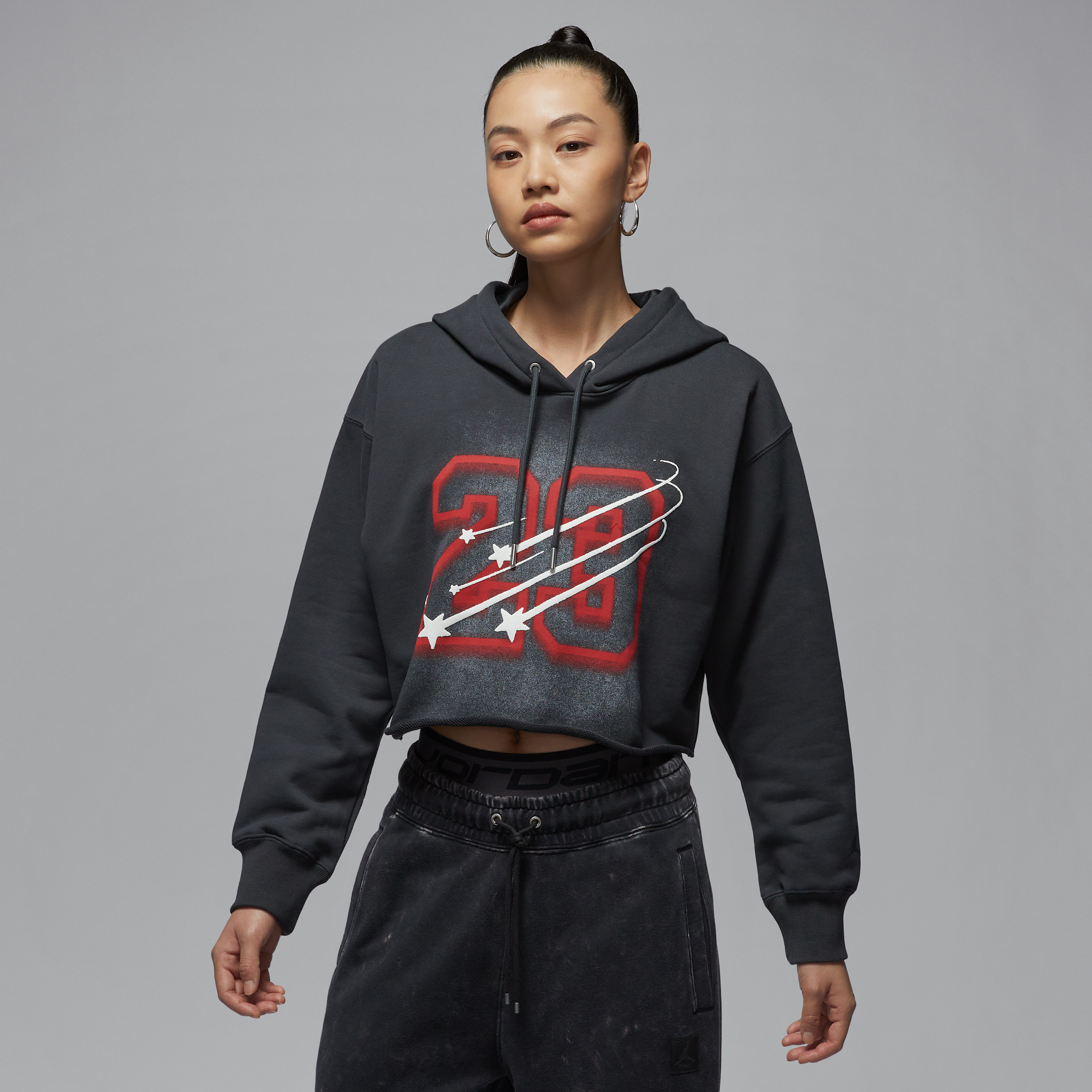 【ナイキ(NIKE)公式ストア】ジョーダン フライト フリース ウィメンズ クロップド サテン裏地付きフード パーカー HJ0146-045 ブラック 【ナイキ(NIKE)公式ストア】ジョーダン フライト フリース ウィメンズ クロップド サテン裏地付きフード パーカー HJ0146-045 ブラック