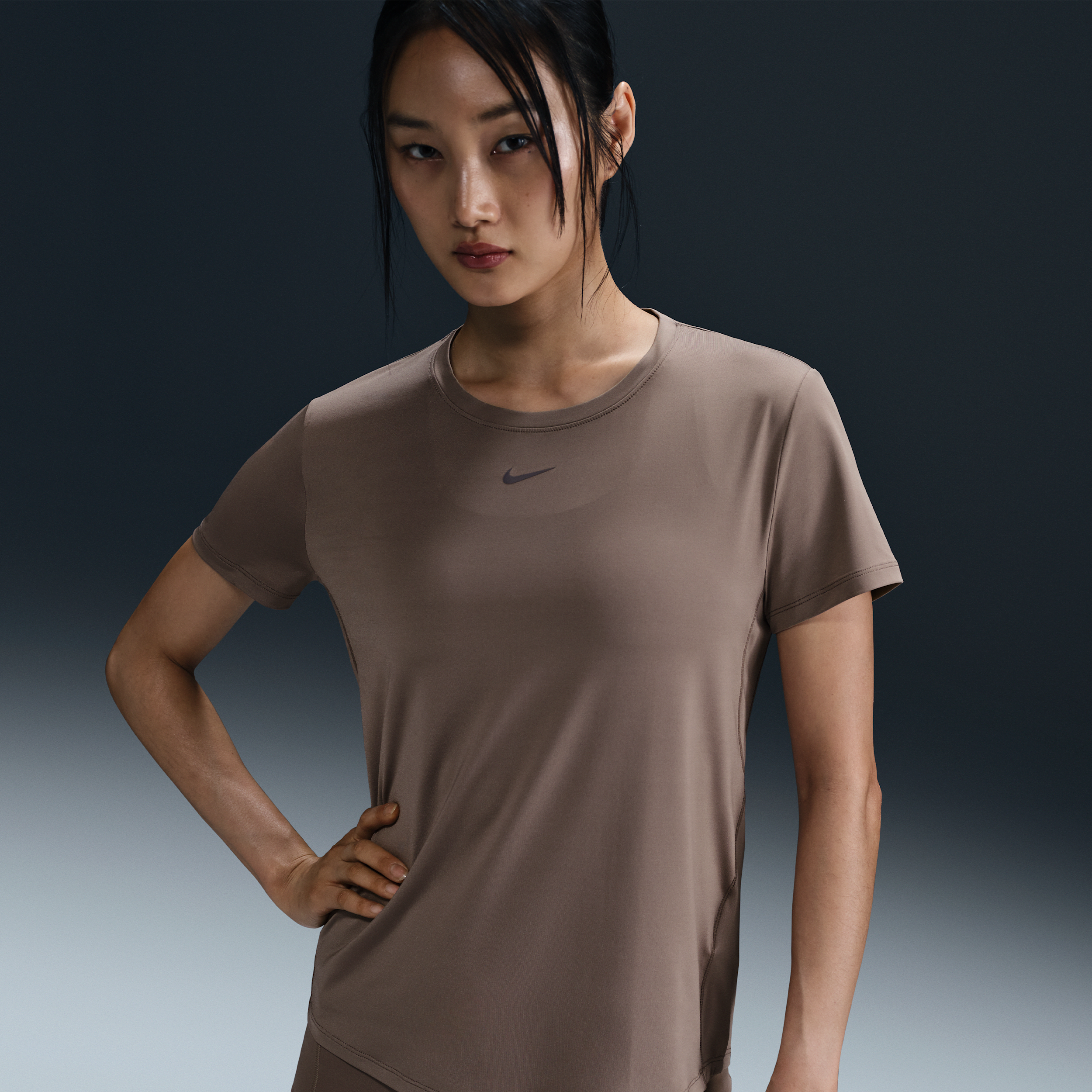 【ナイキ(NIKE)公式ストア】ナイキ ワン クラシック ウィメンズ Dri-FIT ショートスリーブ トップ FN2799-233 ブラウン 【ナイキ(NIKE)公式ストア】ナイキ ワン クラシック ウィメンズ Dri-FIT ショートスリーブ トップ FN2799-233 ブラウン
