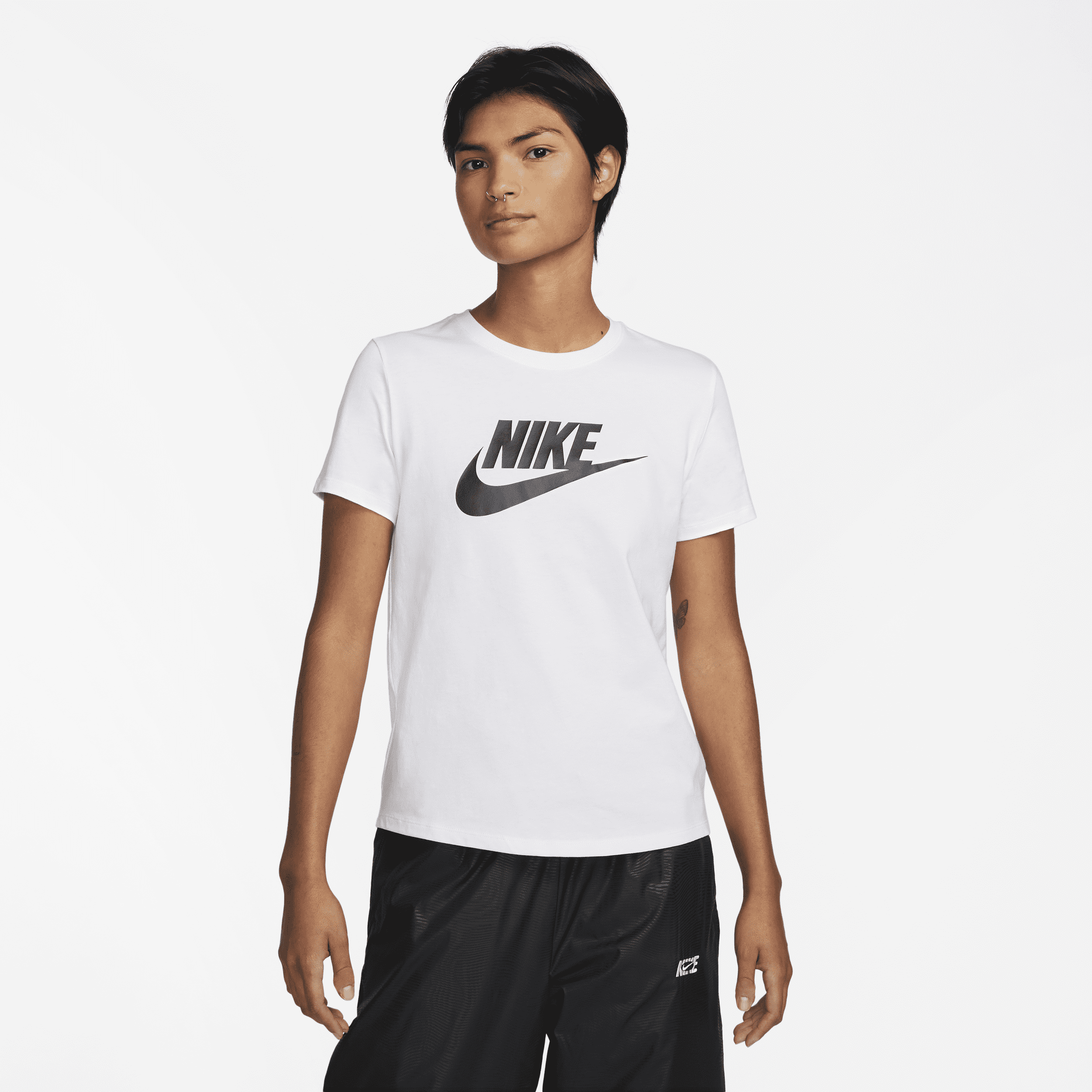 Nike Sportswear Essentials Logo-T-shirt til kvinder - hvid