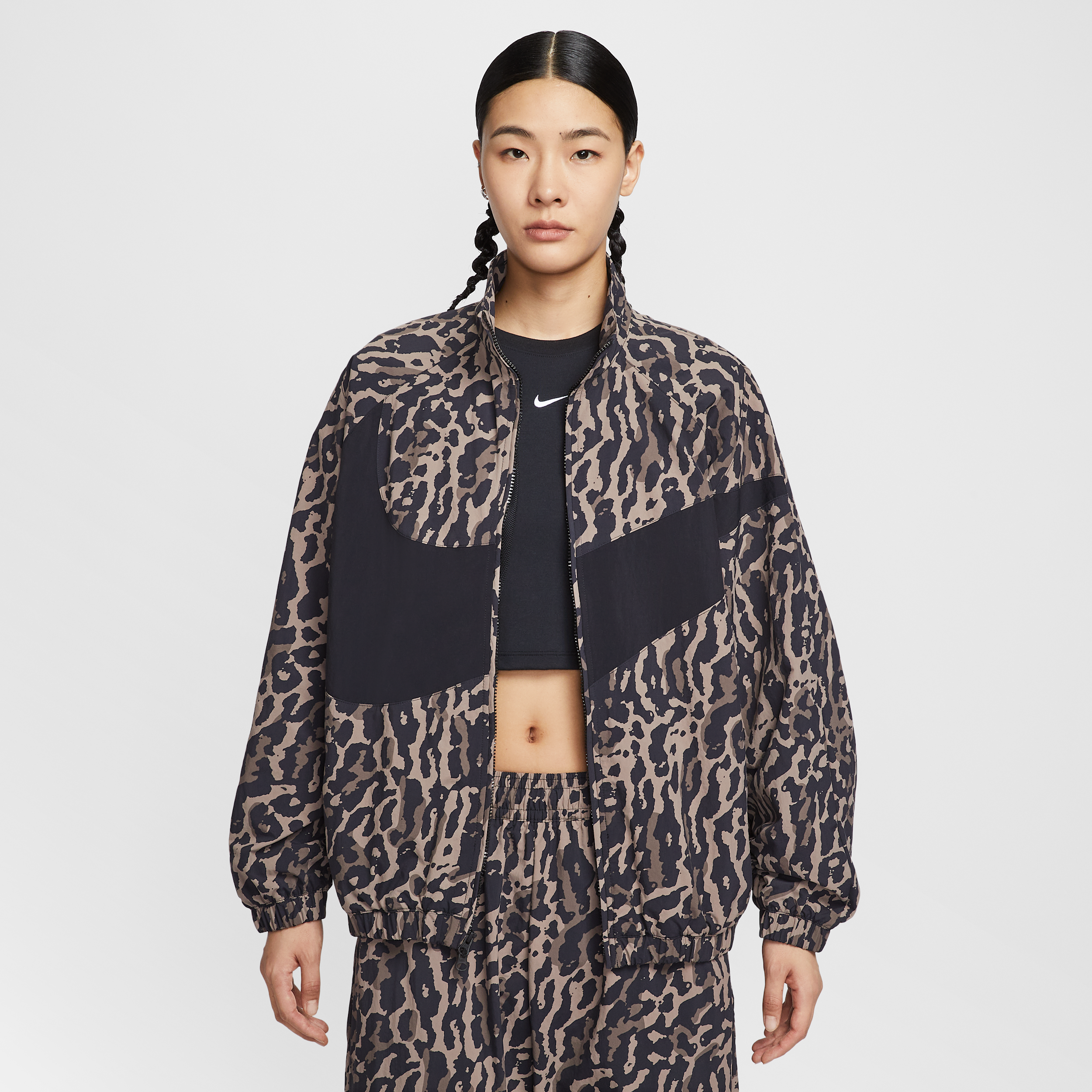 【ナイキ(NIKE)公式ストア】ナイキ スポーツウェア ウィメンズ ウーブン プリンテッド ジャケット IB7264-010 ブラック 【ナイキ(NIKE)公式ストア】ナイキ スポーツウェア ウィメンズ ウーブン プリンテッド ジャケット IB7264-010 ブラック
