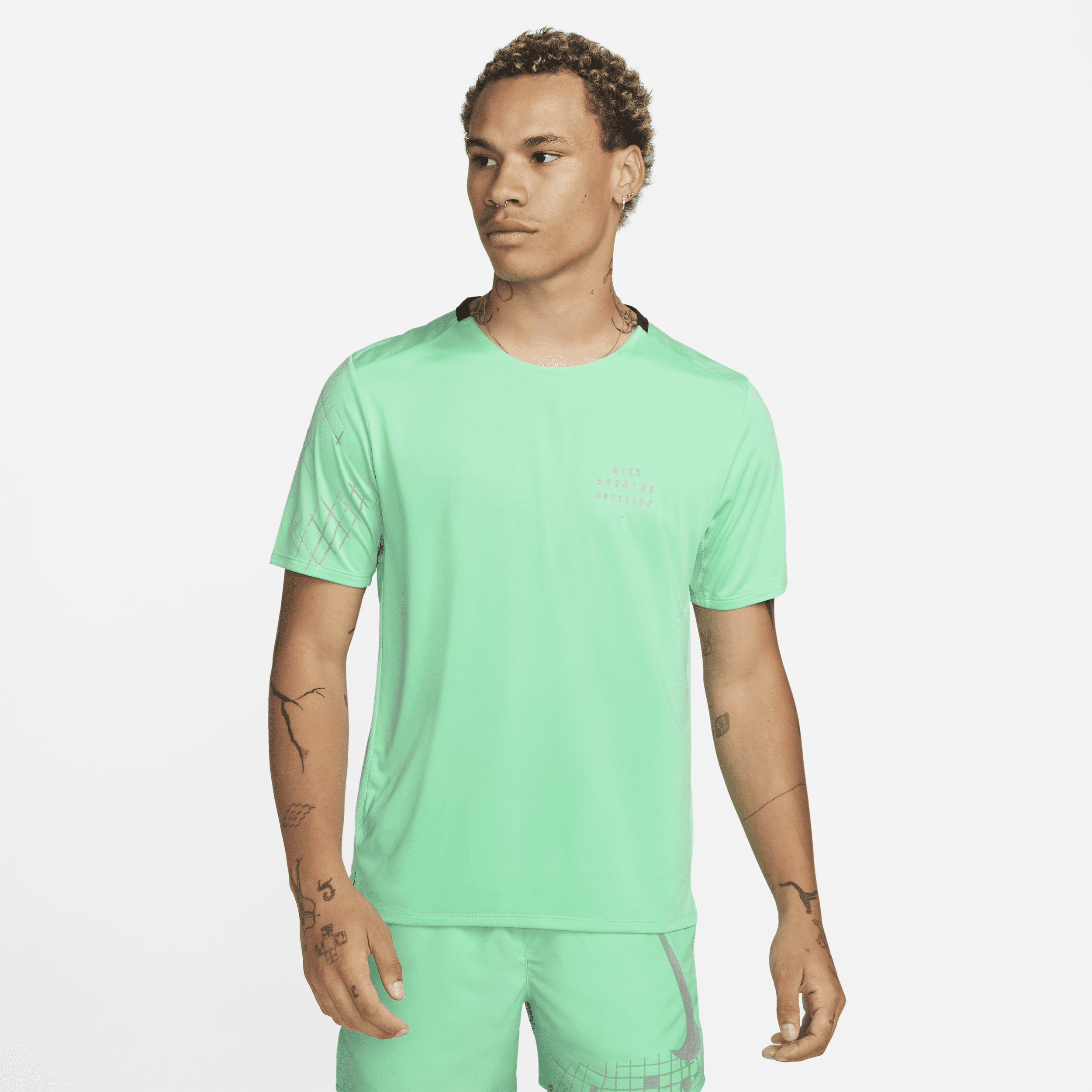Kortærmet Nike Dri-FIT Run Division Rise 365-løbetop med reflekterende design til mænd - grøn