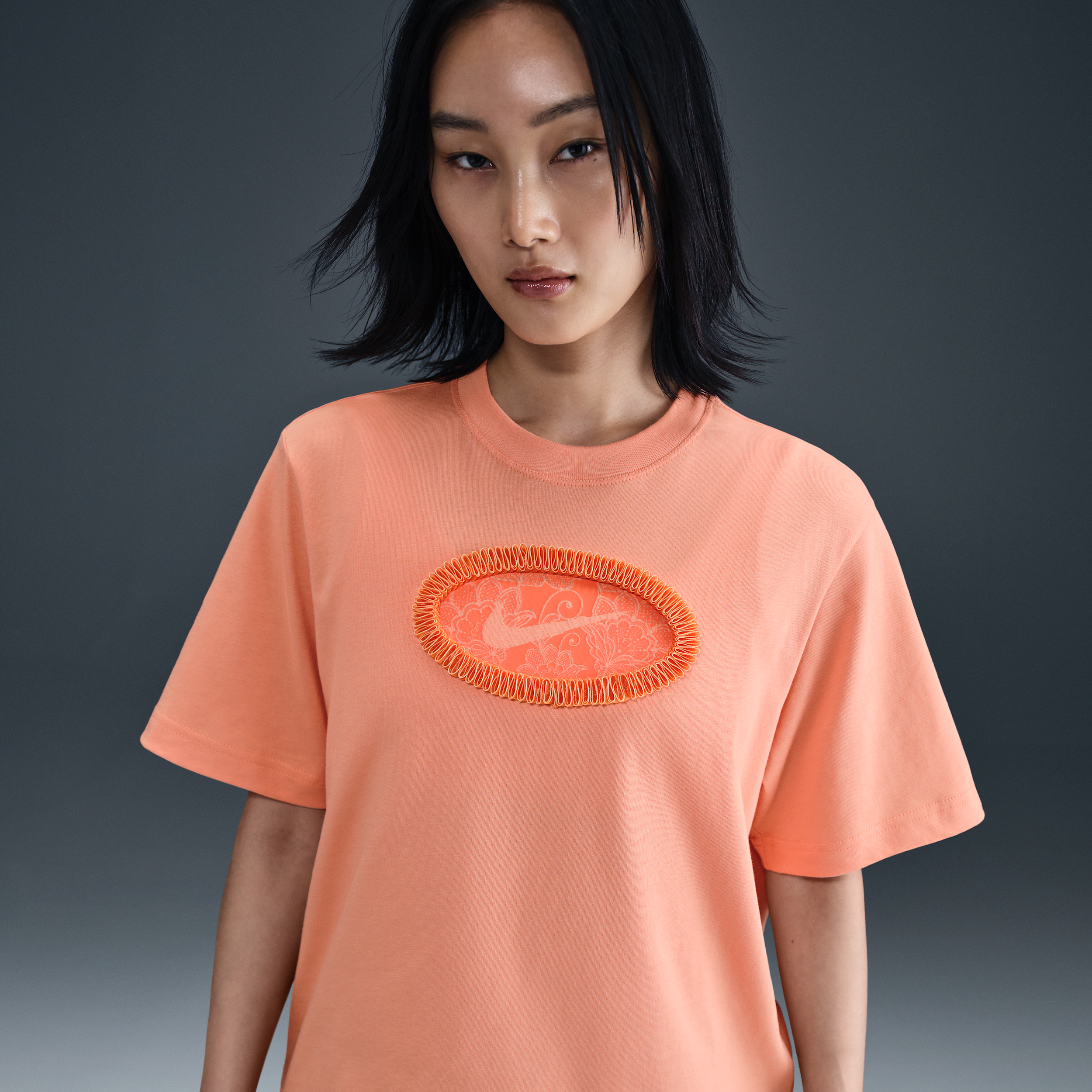 【ナイキ(NIKE)公式ストア】ナイキ スポーツウェア ウィメンズ ルーズ ショートスリーブ グラフィック Tシャツ HJ3298-844 オレンジ 【ナイキ(NIKE)公式ストア】ナイキ スポーツウェア ウィメンズ ルーズ ショートスリーブ グラフィック Tシャツ HJ3298-844 オレンジ