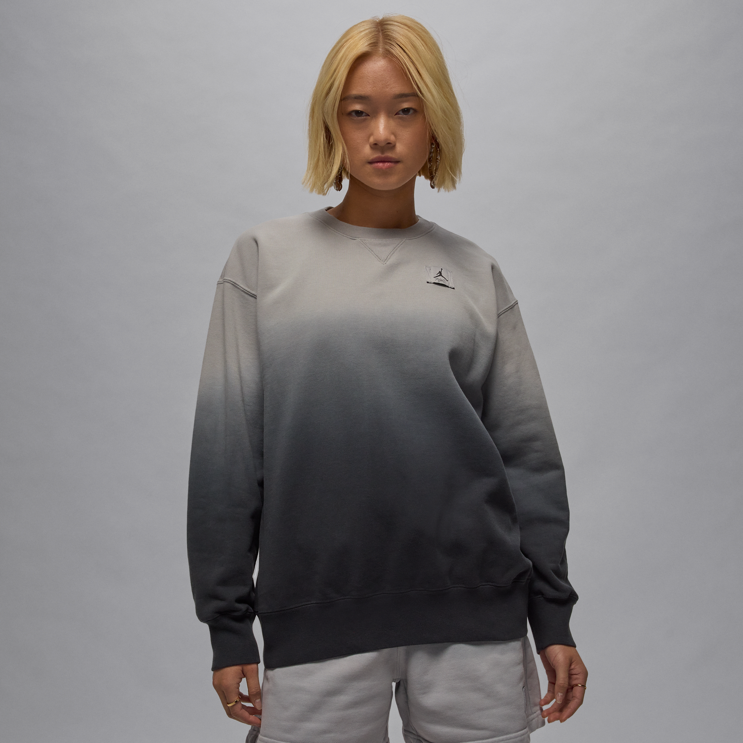 【ナイキ(NIKE)公式ストア】ジョーダン フライト フリース ウィメンズ フレンチテリー クルーネック スウェットシャツ HJ0033-077 グレー 【ナイキ(NIKE)公式ストア】ジョーダン フライト フリース ウィメンズ フレンチテリー クルーネック スウェットシャツ HJ0033-077 グレー