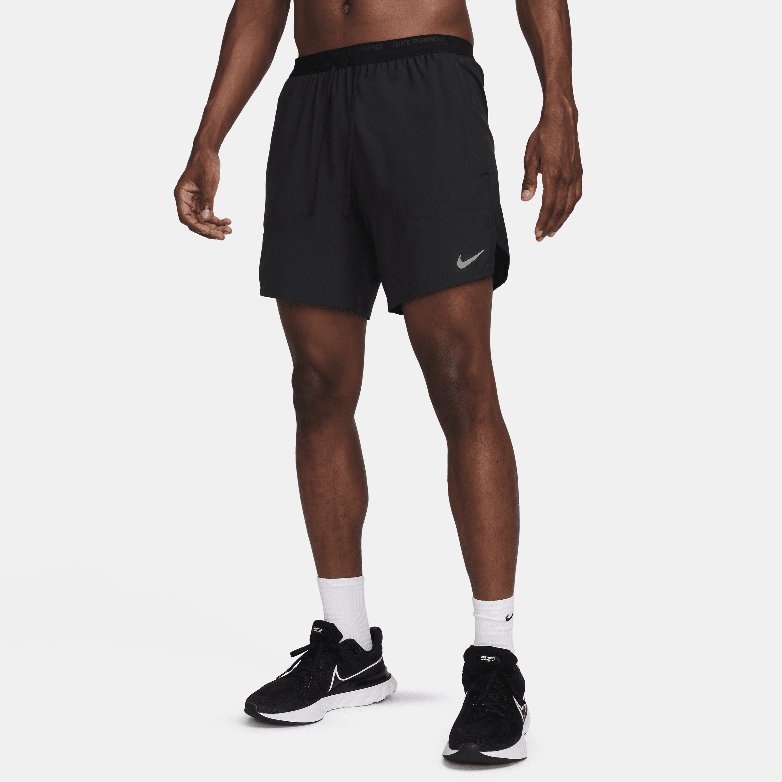 Nike Stride Dri-FIT-2-i-1-løbeshorts (18 cm) til mænd - sort