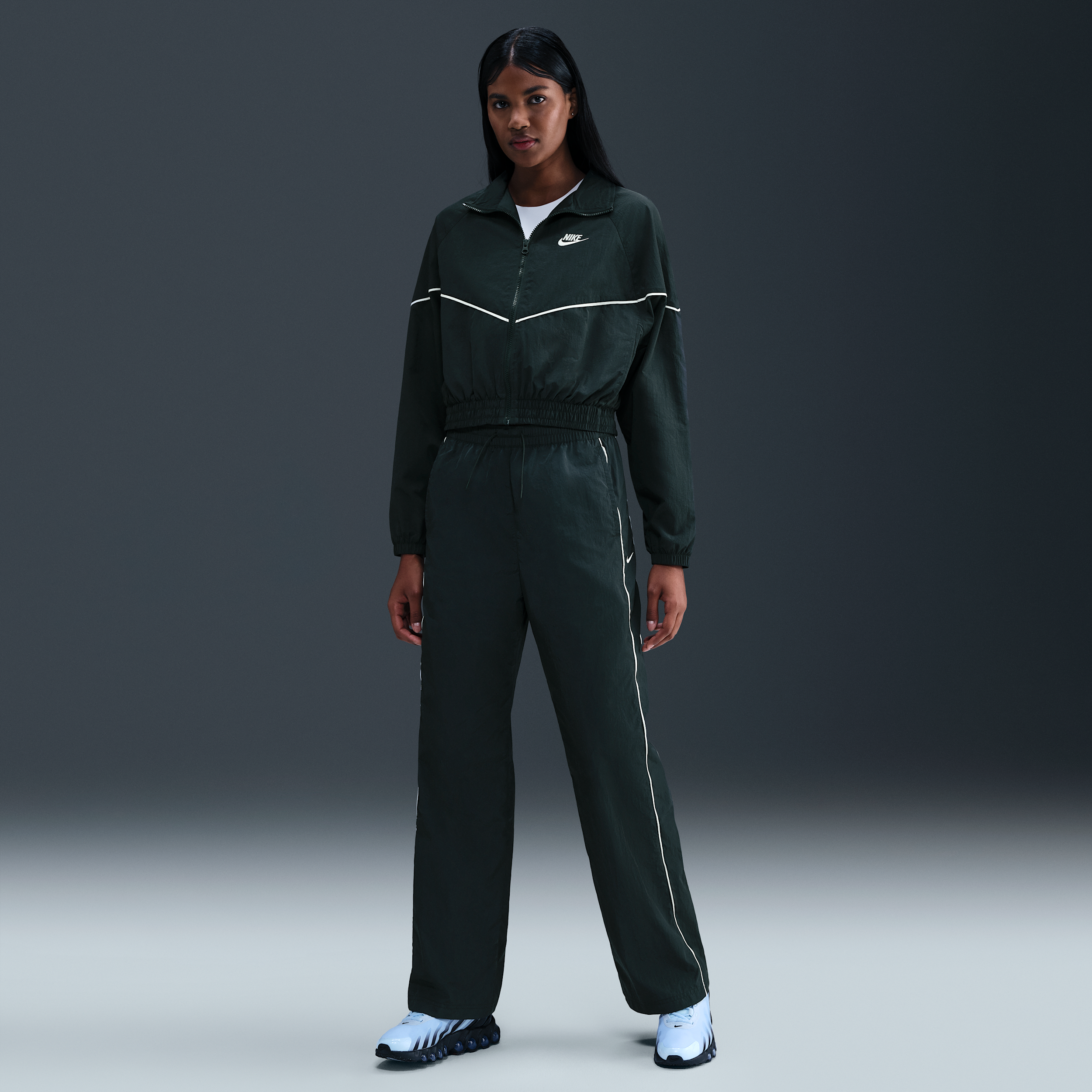 Pantaloni in tessuto a vita alta con bordo aperto Nike Windrunner – Donna - Verde