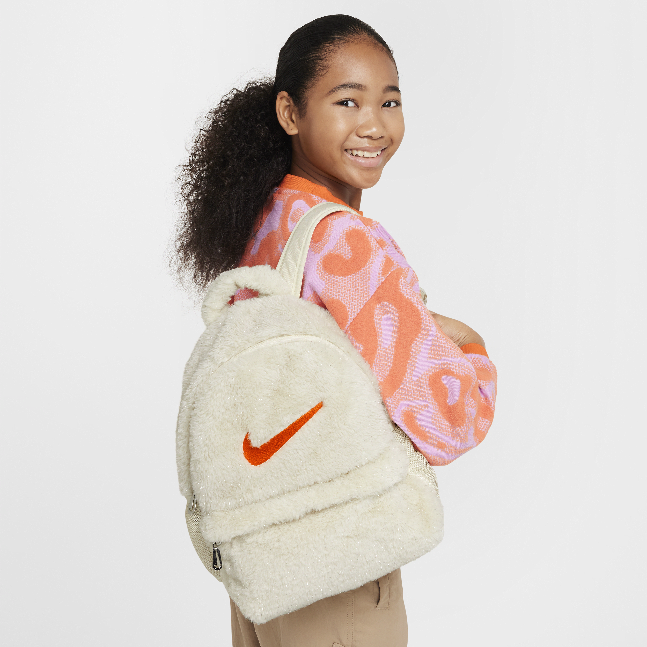 【ナイキ(NIKE)公式ストア】ナイキ ジュニア フェイクファー バックパック (11L) FZ1330-113 ホワイト 【ナイキ(NIKE)公式ストア】ナイキ ジュニア フェイクファー バックパック (11L) FZ1330-113 ホワイト