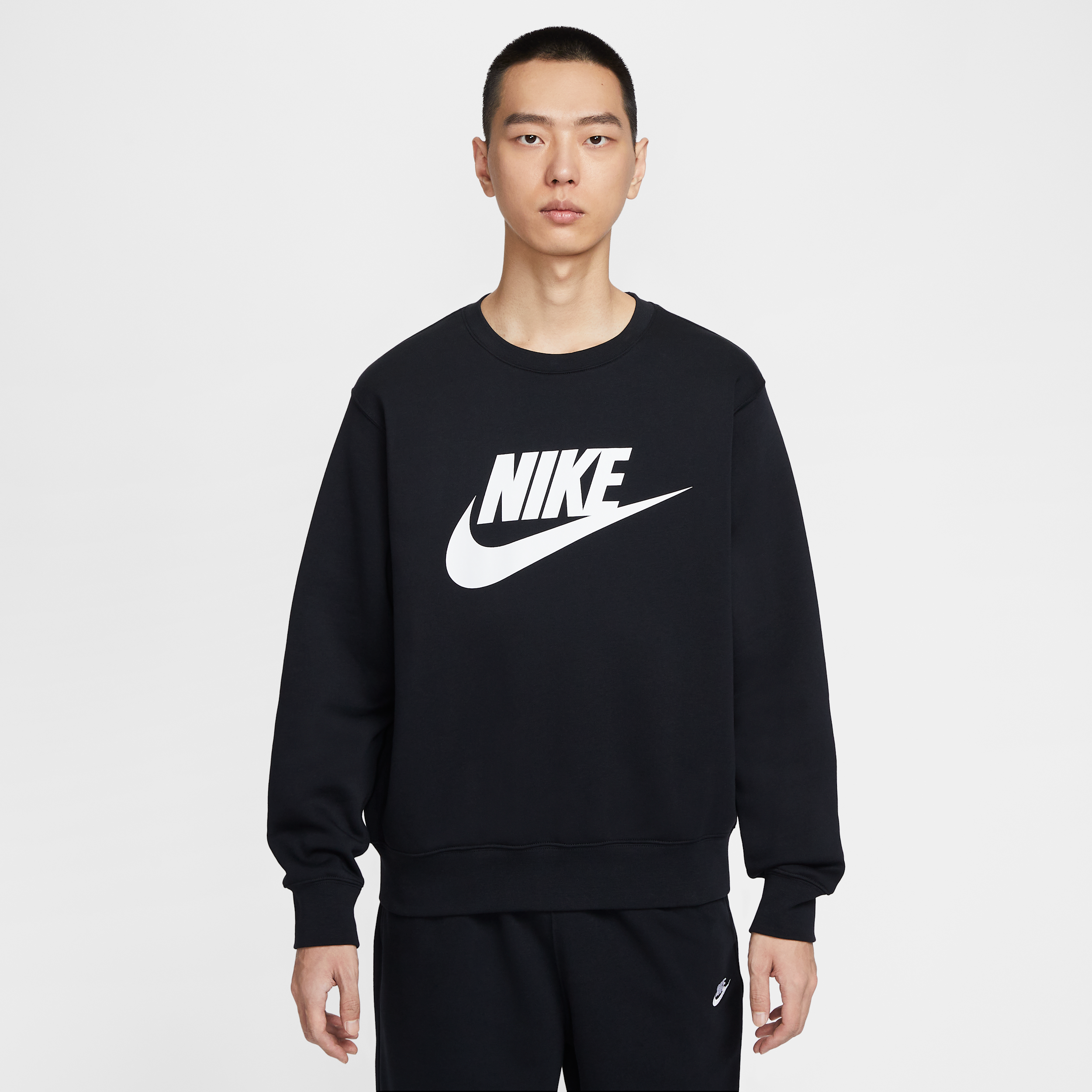 【ナイキ（NIKE）公式ストア】ナイキ スポーツウェア クラブ メンズ グラフィック フリース クルー FN3891-010 ブラック