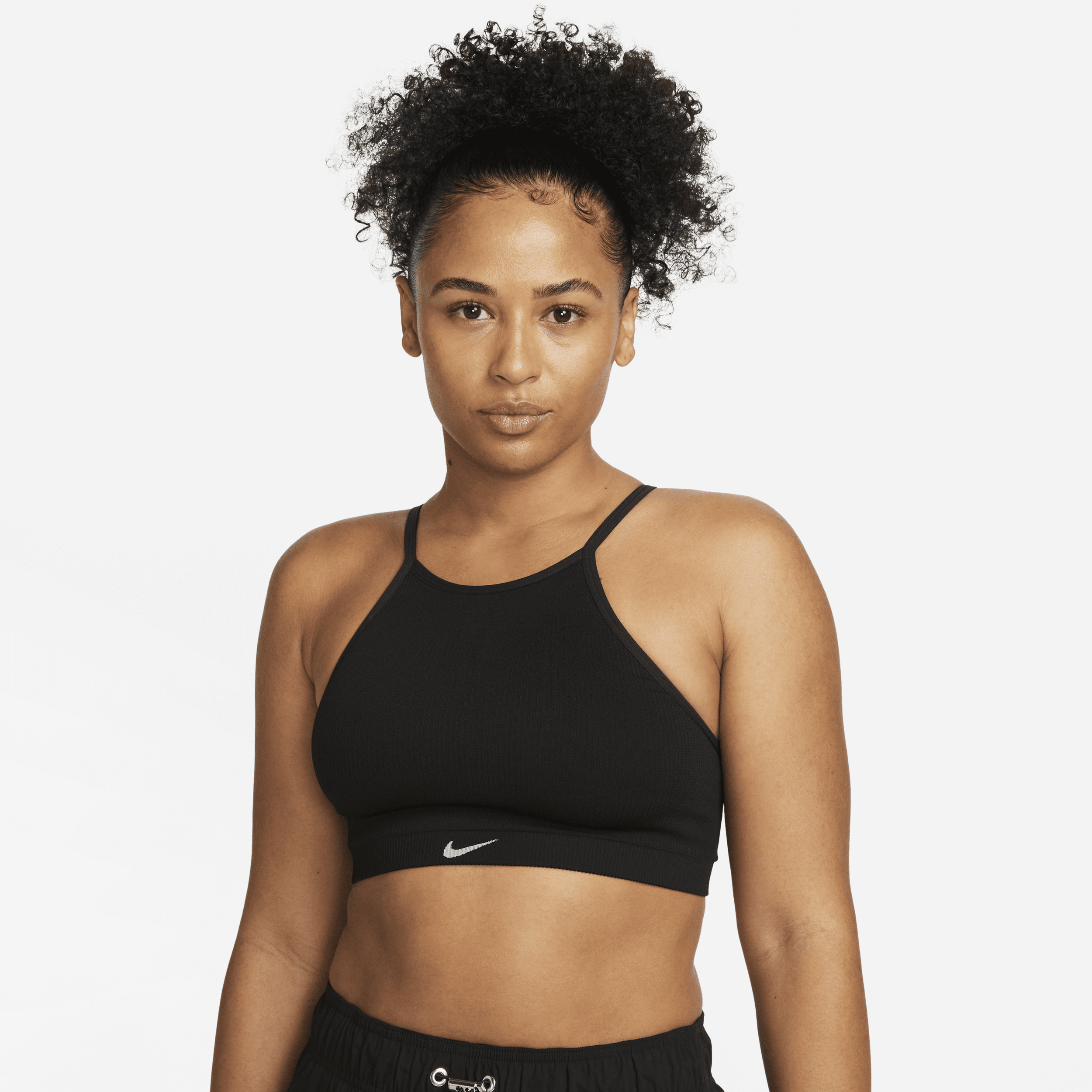 Sømløs Nike Indy-sports-bh uden indlæg og med rib og let støtte til kvinder - sort