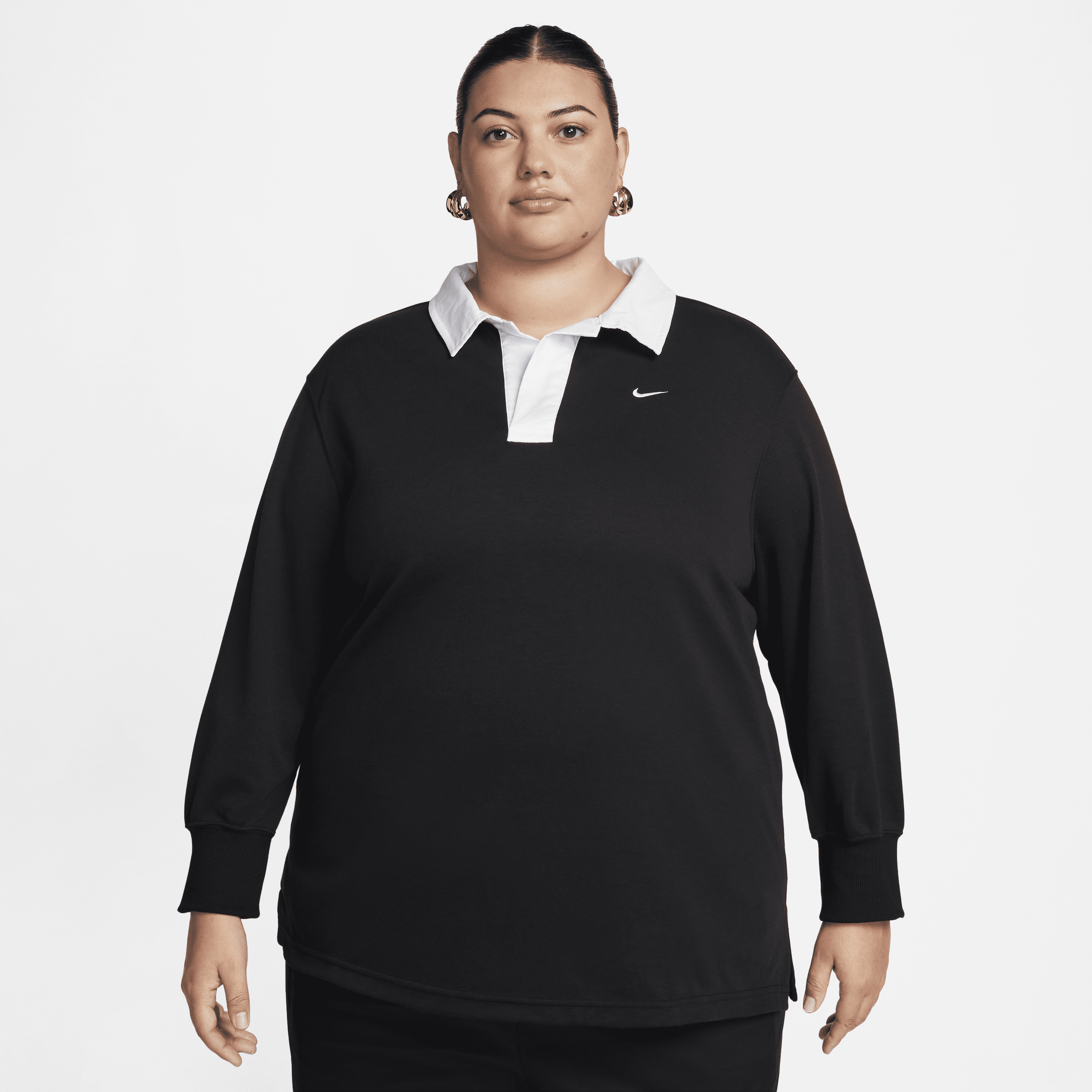 Overdimensioneret, langærmet Nike Sportswear Essential-polo til kvinder (plus size) - sort