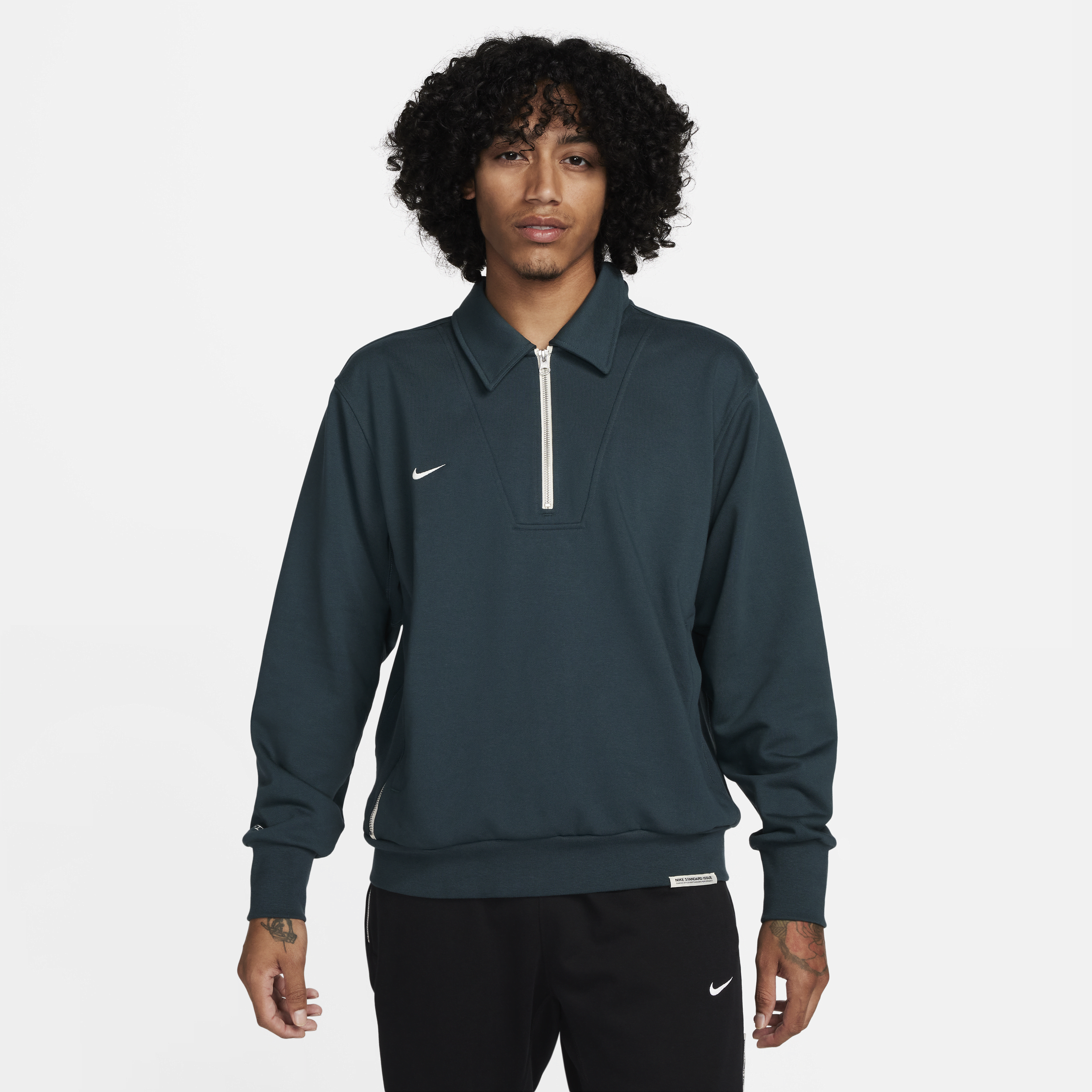 【ナイキ(NIKE)公式ストア】ナイキ カルチャー オブ フットボール スタンダード イシュー メンズ Dri-FIT 1/4ジップ サッカートップ FB6807-328 グリーン 【ナイキ(NIKE)公式ストア】ナイキ カルチャー オブ フットボール スタンダード イシュー メンズ Dri-FIT 1/4ジップ サッカートップ FB6807-328 グリーン