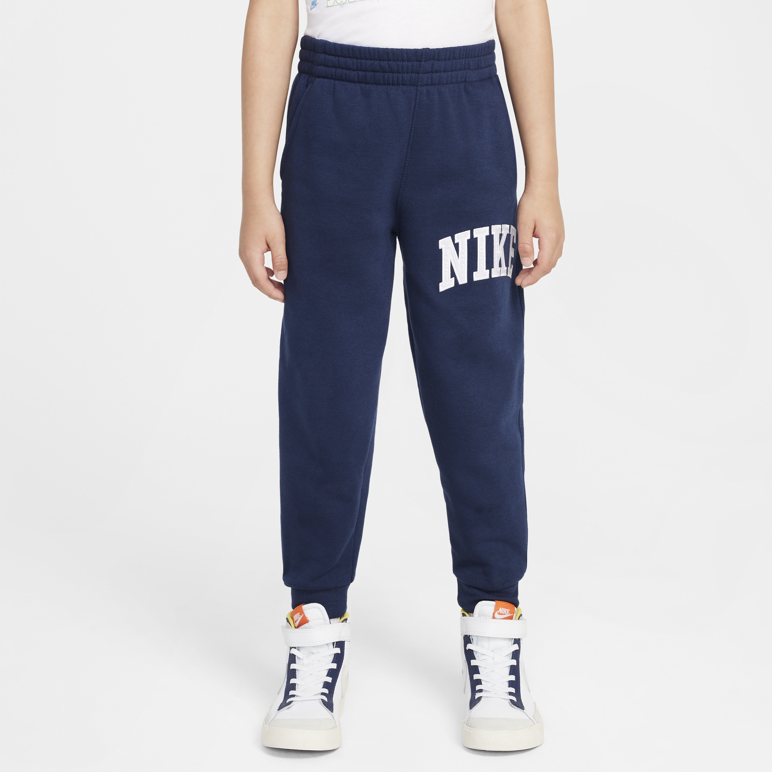 【ナイキ(NIKE)公式ストア】ナイキ スポーツウェア クラブ リトルキッズ アップリケ フリース パンツ HQ7822-410 ブルー 【ナイキ(NIKE)公式ストア】ナイキ スポーツウェア クラブ リトルキッズ アップリケ フリース パンツ HQ7822-410 ブルー